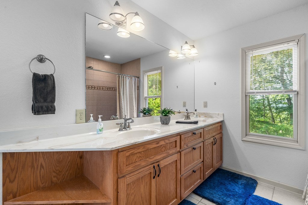 Murphy, North Carolina, 28096, United States, 4 Bedrooms Bedrooms, ,4 BathroomsBathrooms,Residential,For Sale,1871298