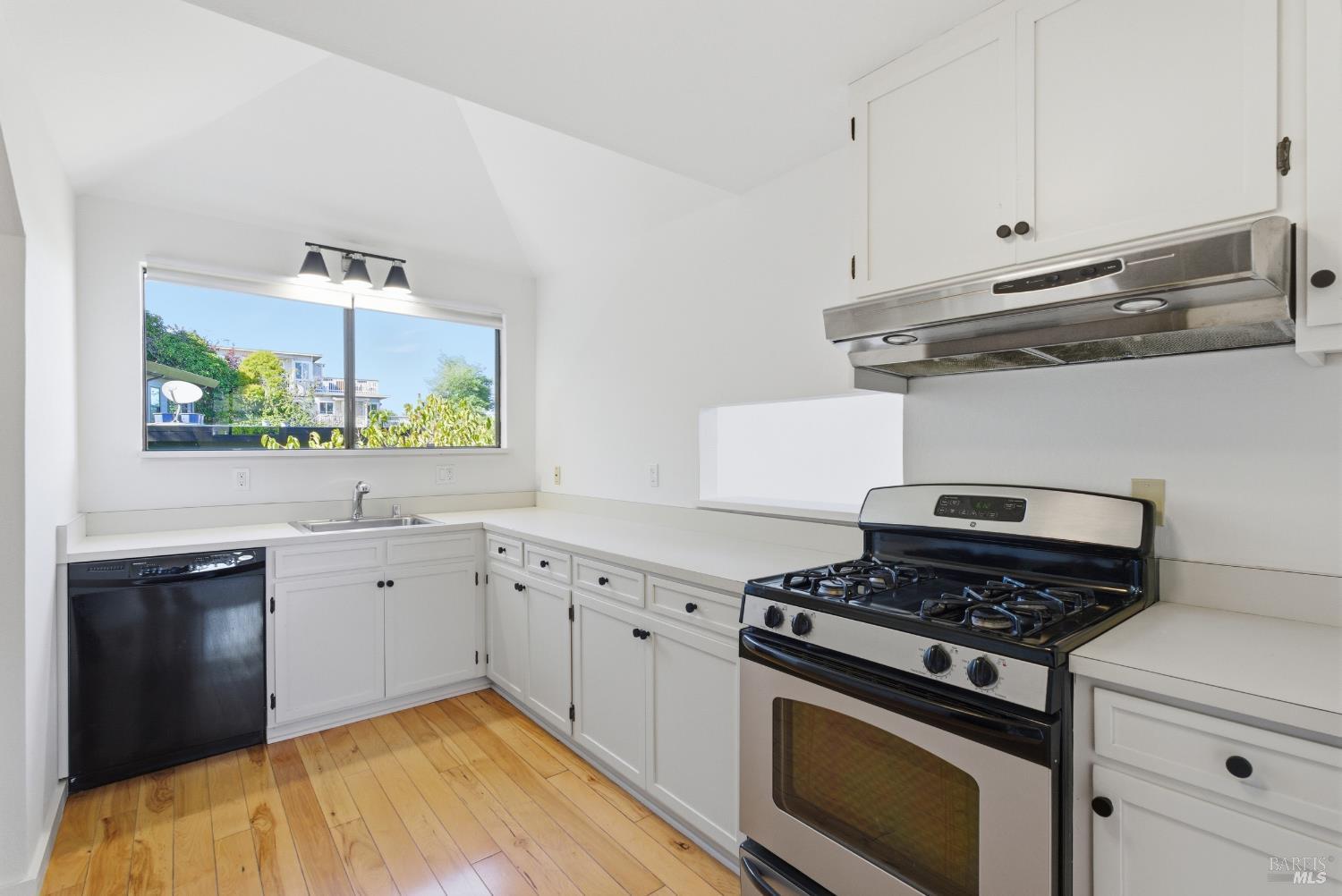 Corte Madera, California, 94925, United States, 6 Bedrooms Bedrooms, ,3 BathroomsBathrooms,Residential,For Sale,1986479