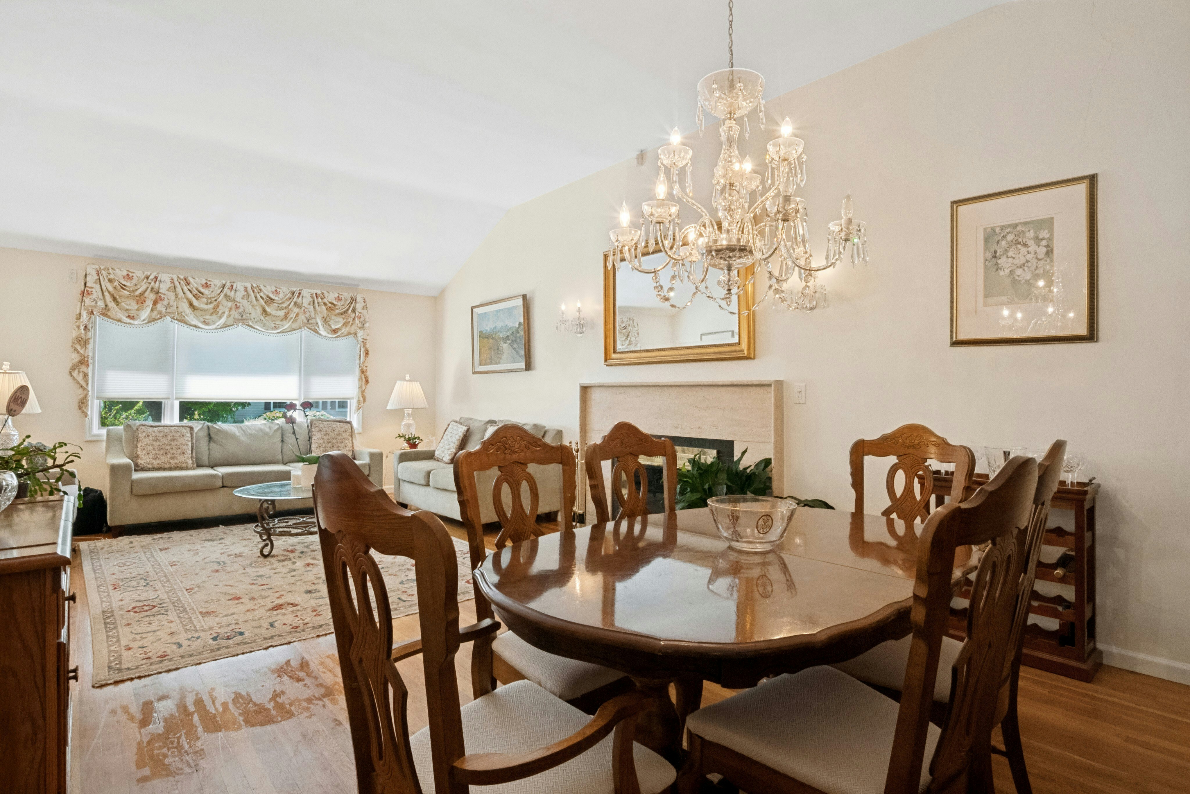  Charming three-bedroom, two bath ranch feels like home the moment you walk in - 物件實景