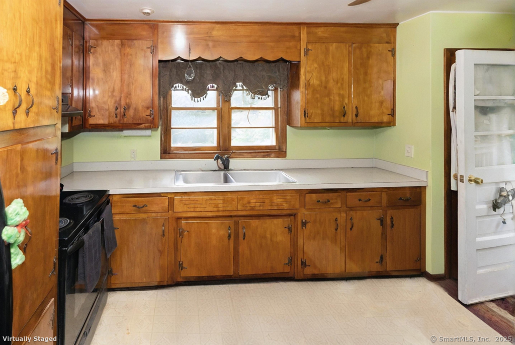 Montville, Connecticut, 06382, United States, 5 Bedrooms Bedrooms, ,3 BathroomsBathrooms,Residential,For Sale,1895951