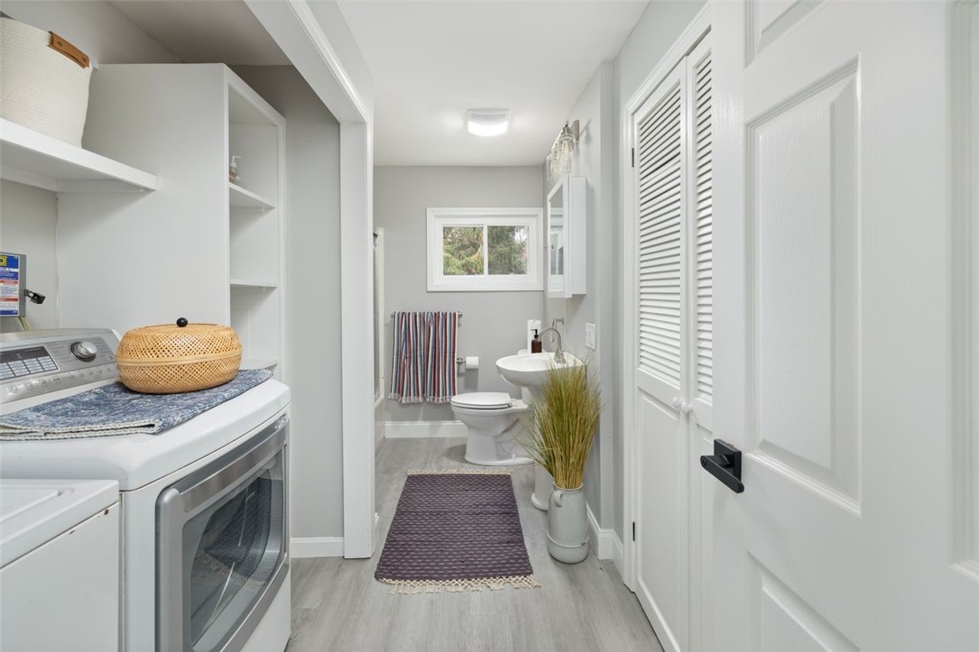 Tiverton, Rhode Island, 02878, United States, 4 Bedrooms Bedrooms, ,2 BathroomsBathrooms,Residential,For Sale,1992829