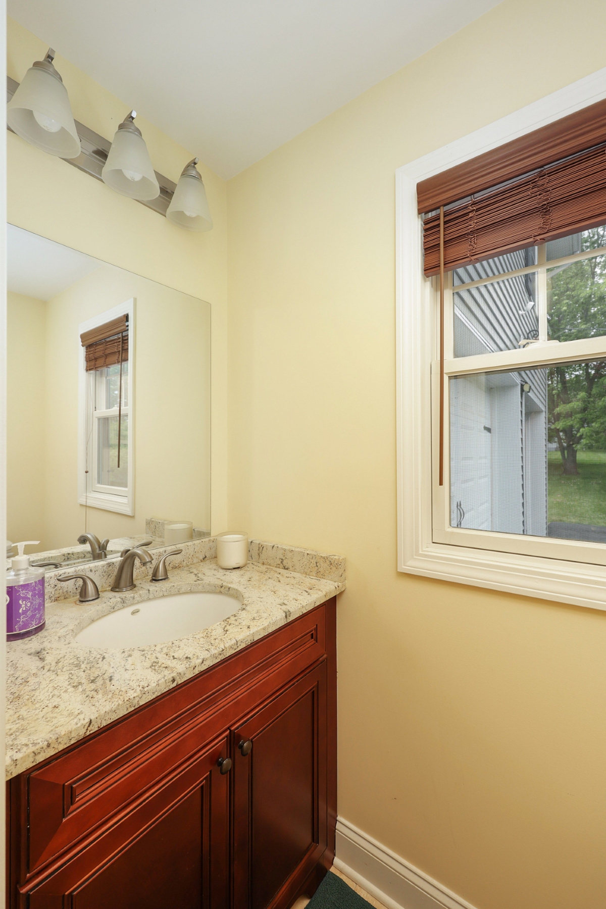  Beautifully Maintained Colonial Situated on a Quiet Cul-de-Sac - 物件實景
