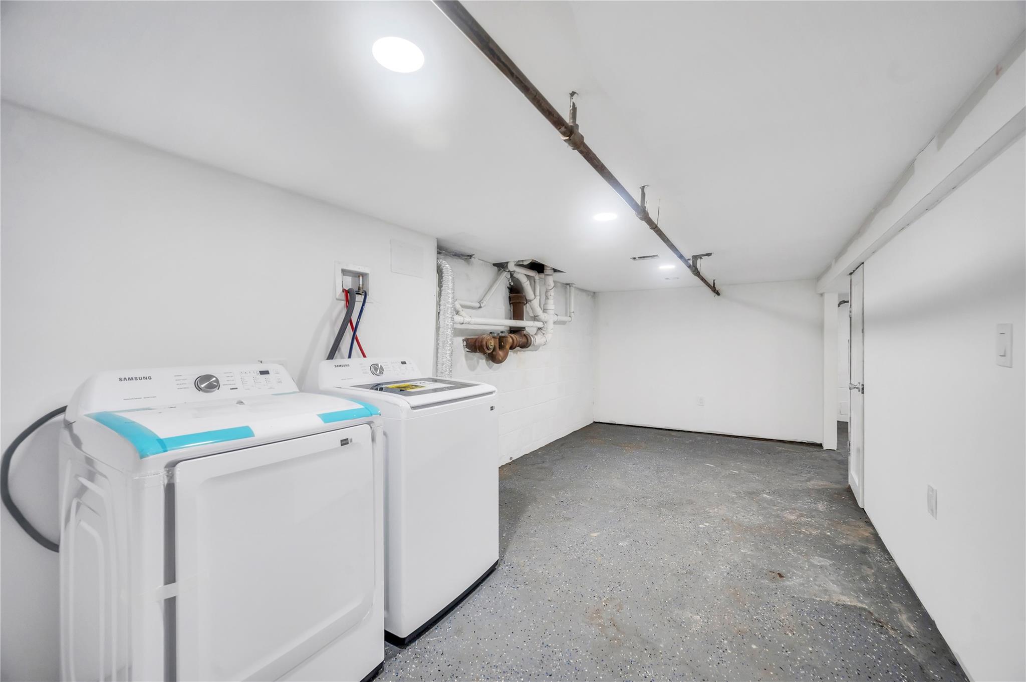 Shirley, New York, 11967, United States, 5 Bedrooms Bedrooms, ,2 BathroomsBathrooms,Residential,For Sale,1965339