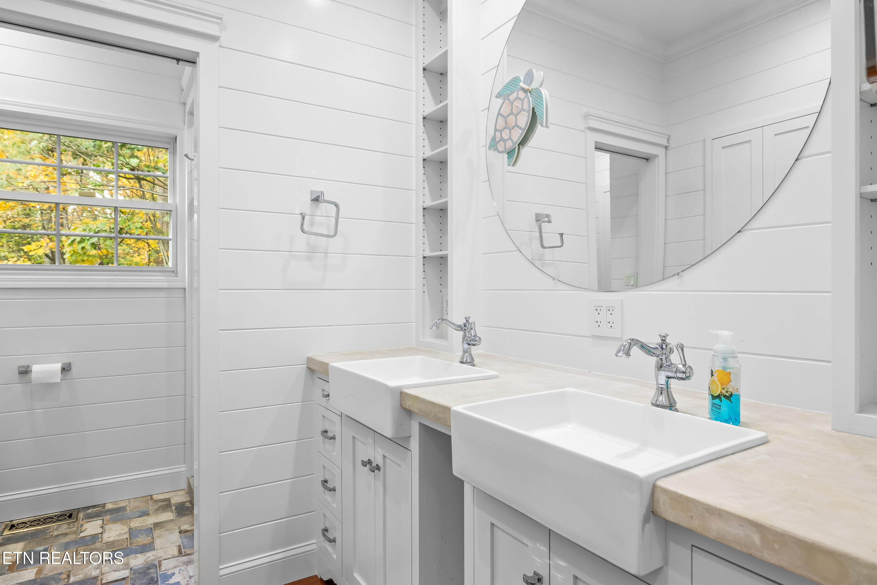 Maryville, Tennessee, 37803, United States, 4 Bedrooms Bedrooms, ,5 BathroomsBathrooms,Residential,For Sale,1984597