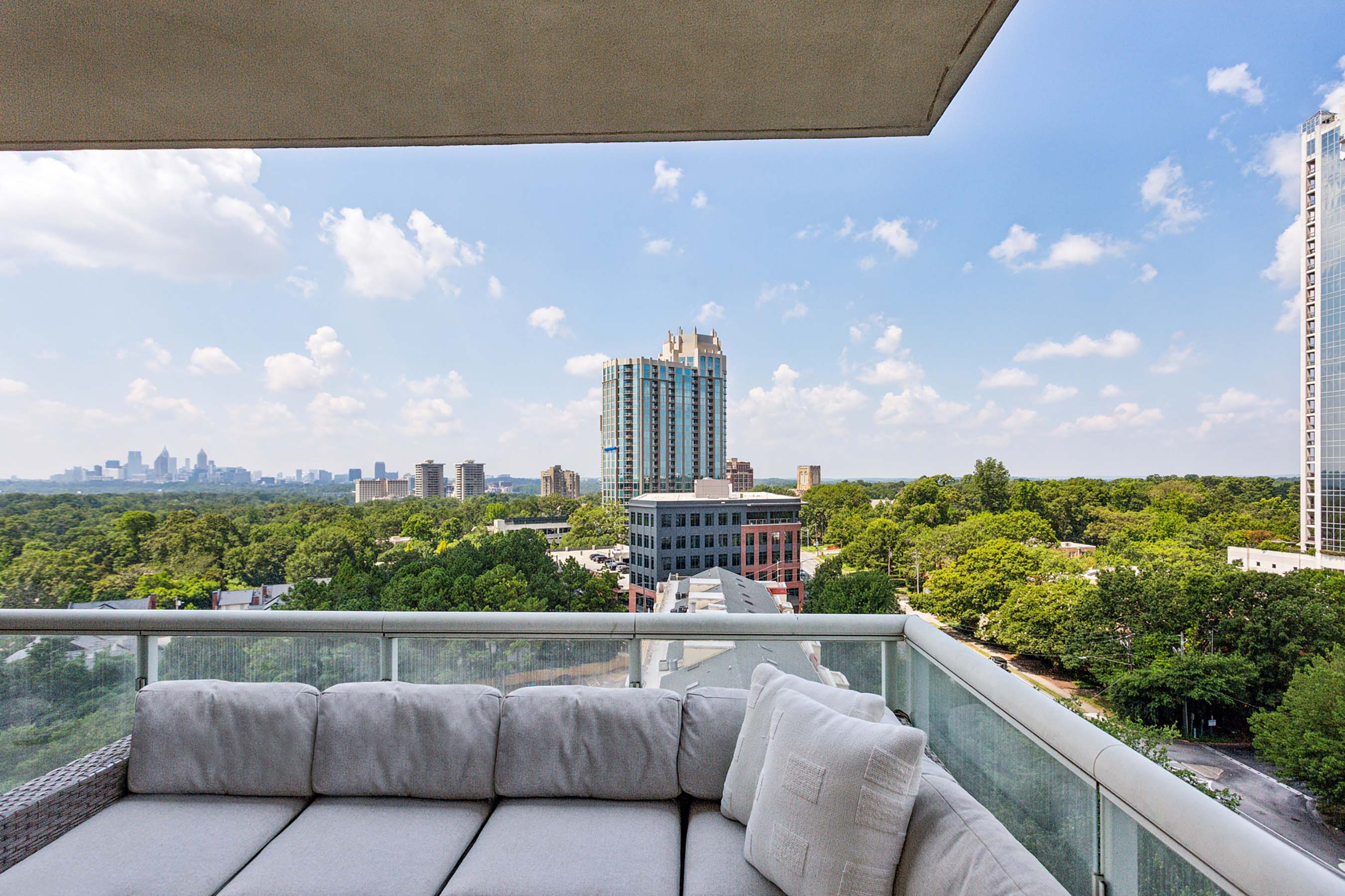  Unparalleled Views from this Renovated Corner Unit in the Heart of Buckhead - 物件實景