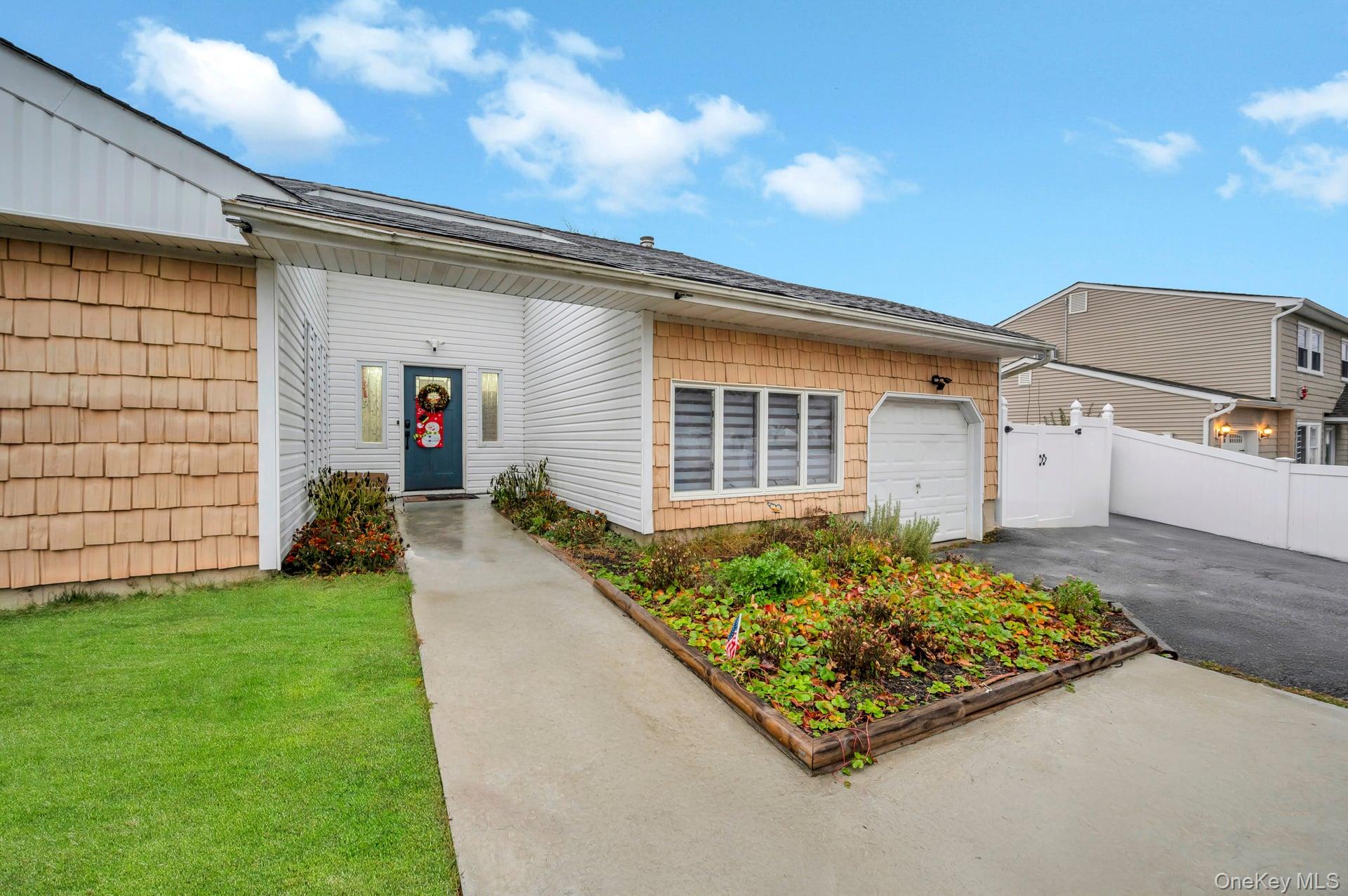 Bellport, New York, 11713, United States, 4 Bedrooms Bedrooms, ,2 BathroomsBathrooms,Residential,For Sale,2002038