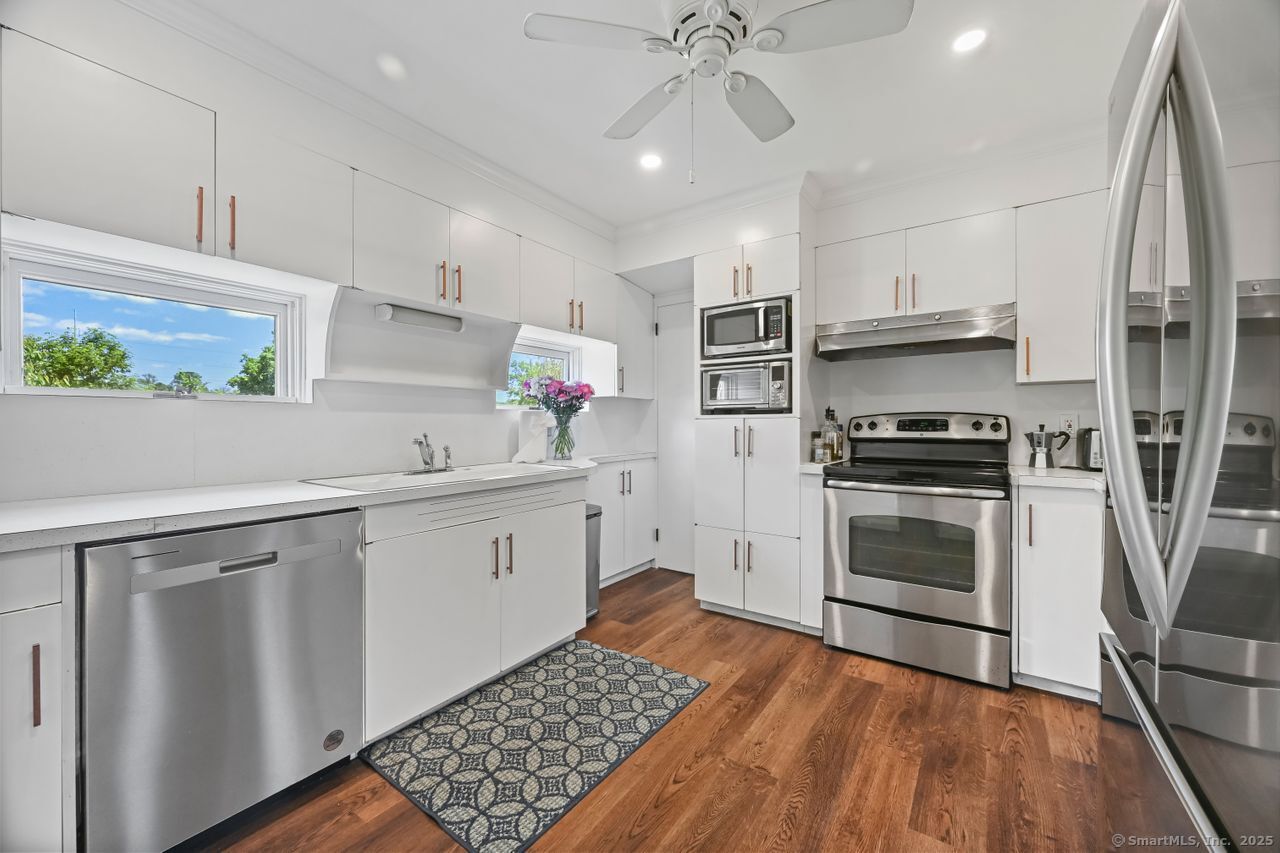 Stamford, Connecticut, 06902, United States, 3 Bedrooms Bedrooms, ,2 BathroomsBathrooms,Residential,For Sale,1837924