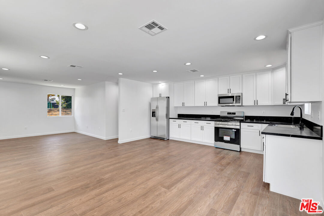Reseda, California, 91335, United States, 10 Bedrooms Bedrooms, ,Residential,For Sale,1906500