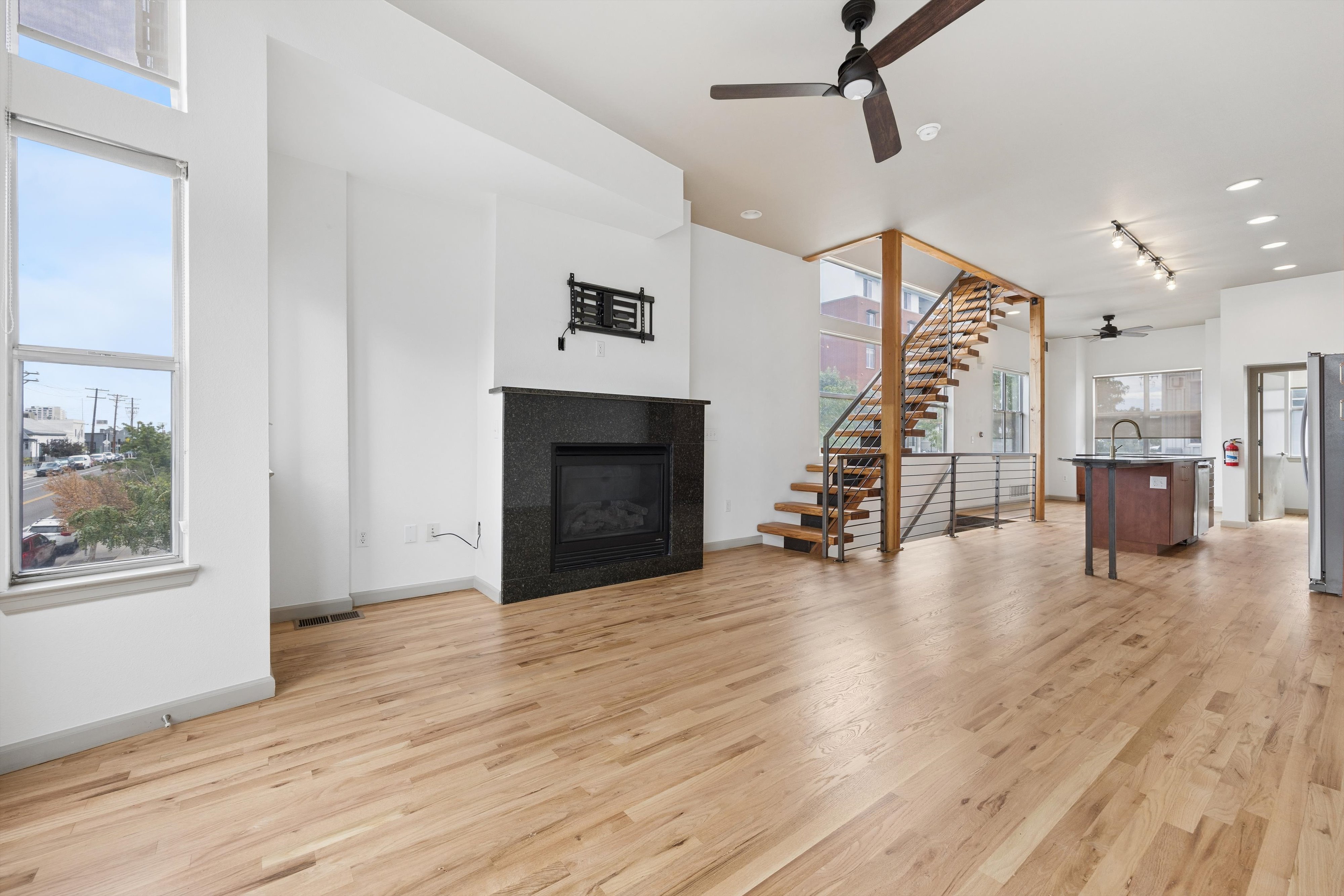  Beautifully updated end-unit offers exceptional natural light & abundant windows - 物件實景