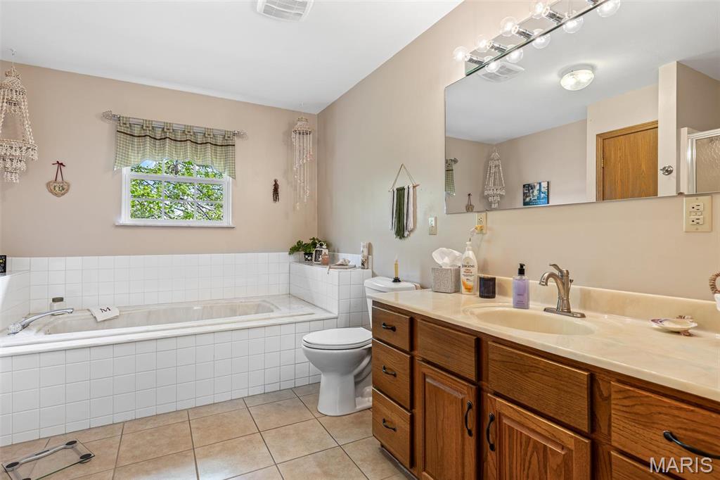 Farmington, Missouri, 63640, United States, 4 Bedrooms Bedrooms, ,3 BathroomsBathrooms,Residential,For Sale,1941808