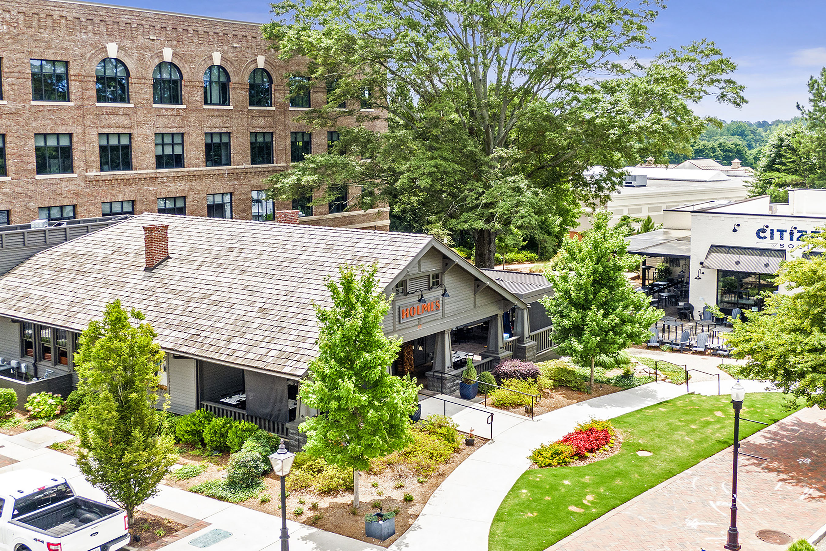  One of the Last Remaining Opportunities on Sought-After Meadow Drive in Downtown - 物件實景