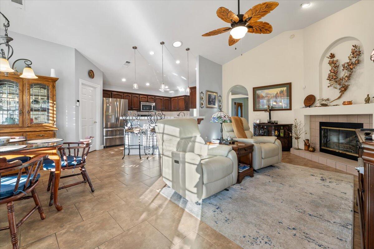Redding, California, 96001, United States, 3 Bedrooms Bedrooms, ,2 BathroomsBathrooms,Residential,For Sale,1949690
