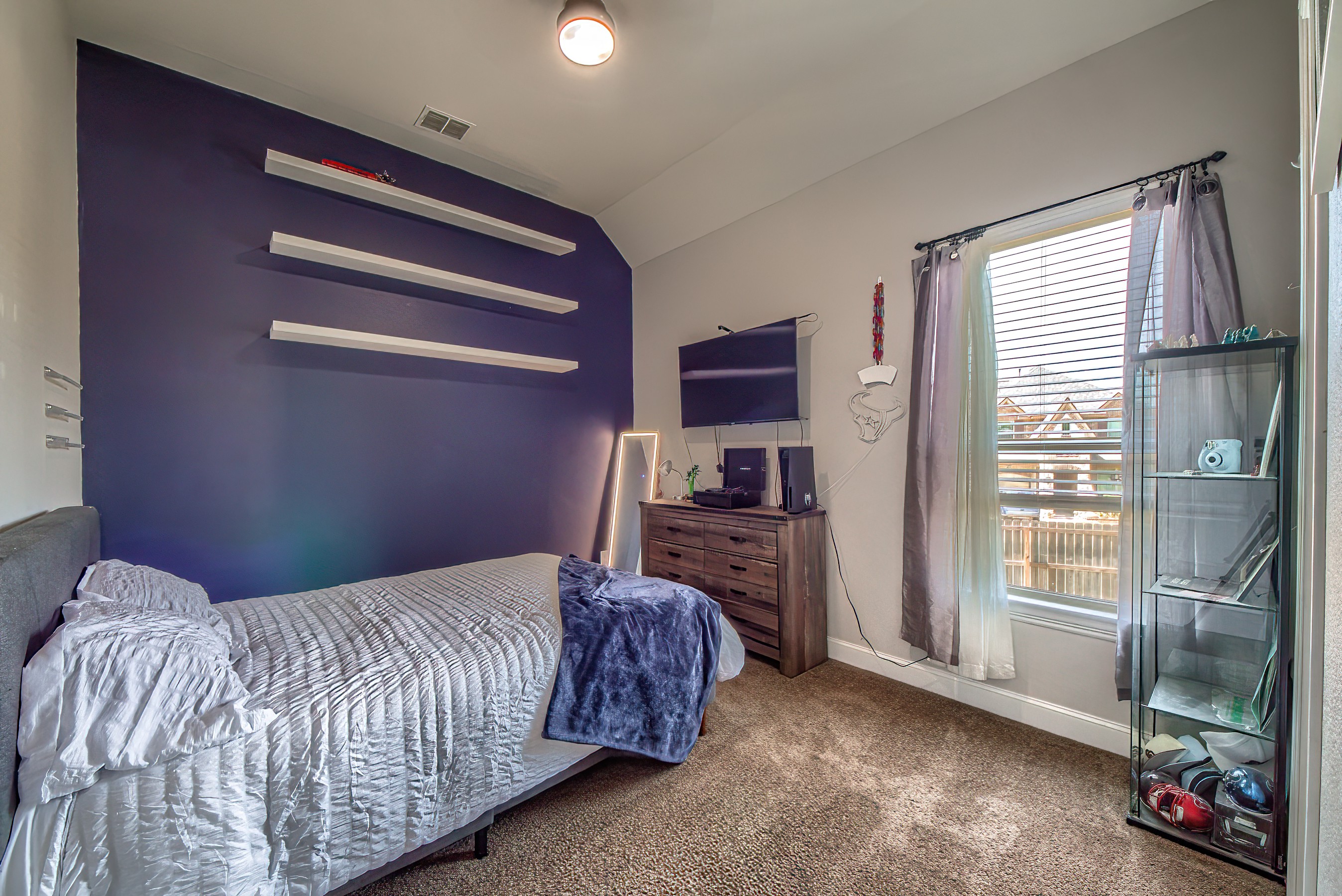  Four Bedrooms + Bonus Room in Prime Location - 物件實景