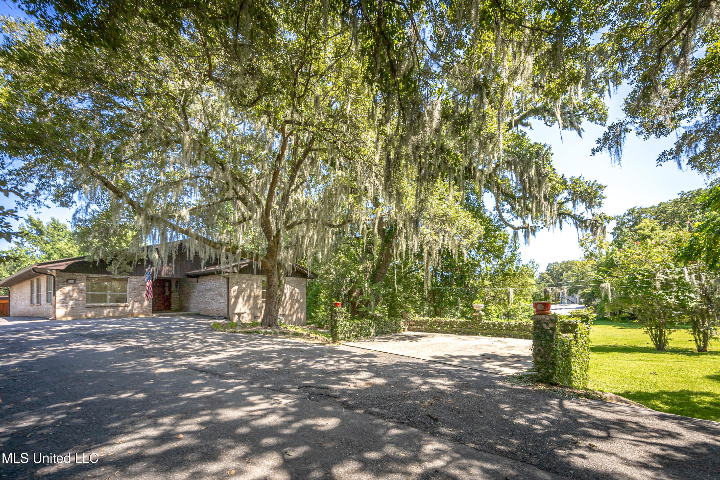 Ocean Springs, Mississippi, 39564, United States, 3 Bedrooms Bedrooms, ,3 BathroomsBathrooms,Residential,For Sale,1903607