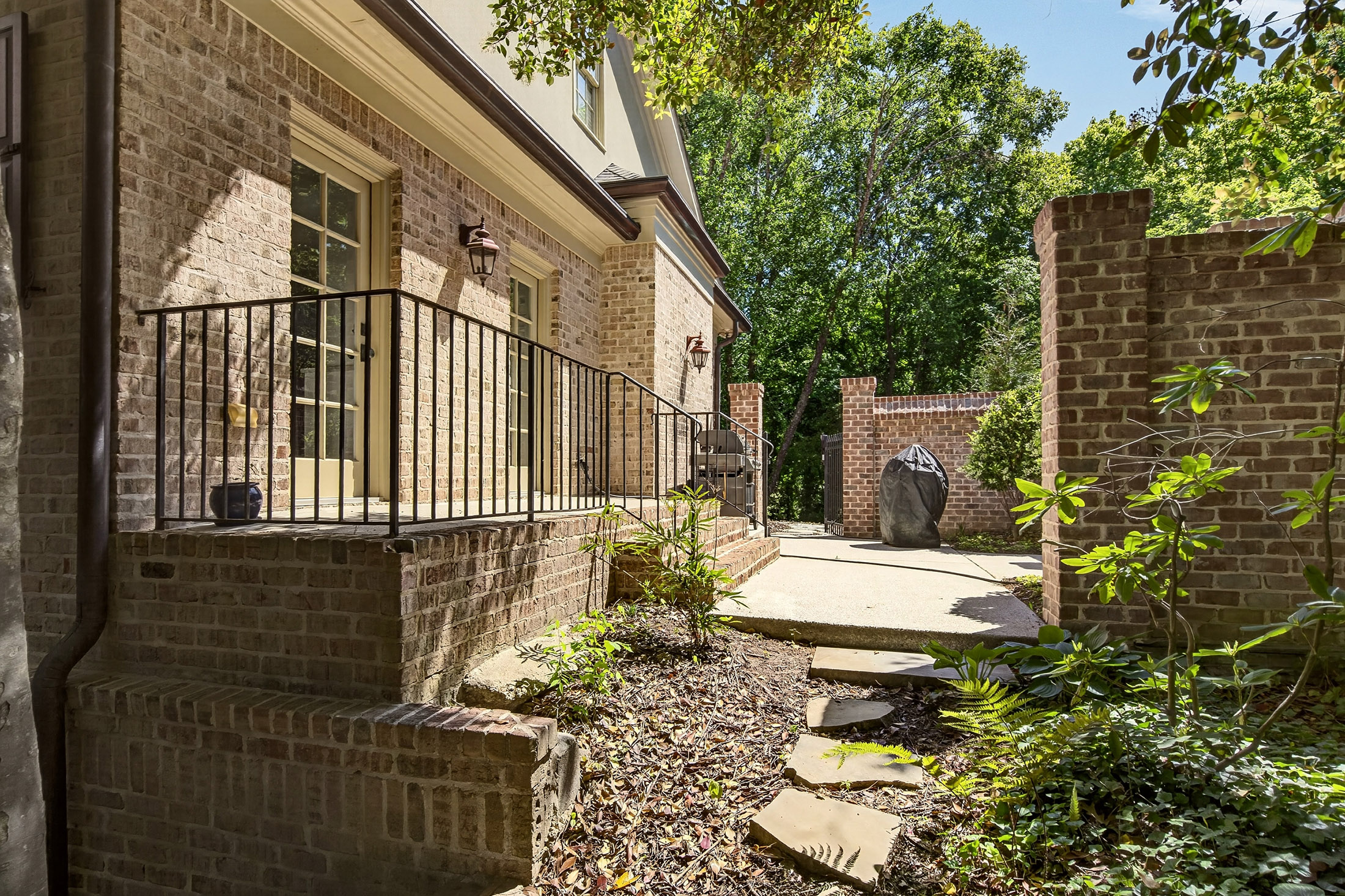  Exceptional Estate with Pool Nestled on 2+/- Private Acres Near Chastain Park - 物件實景