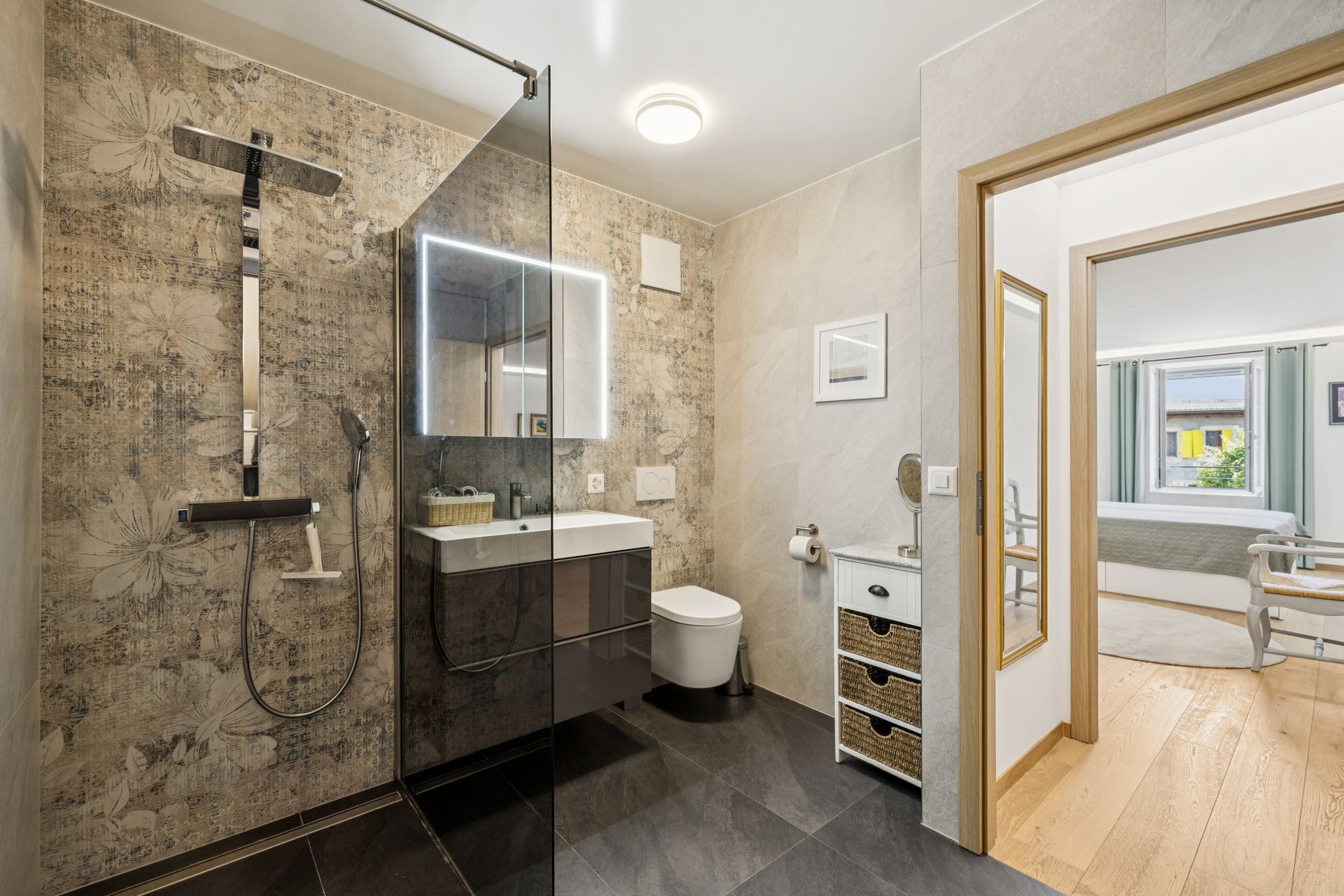  Modern comfort and tranquillity just a stone