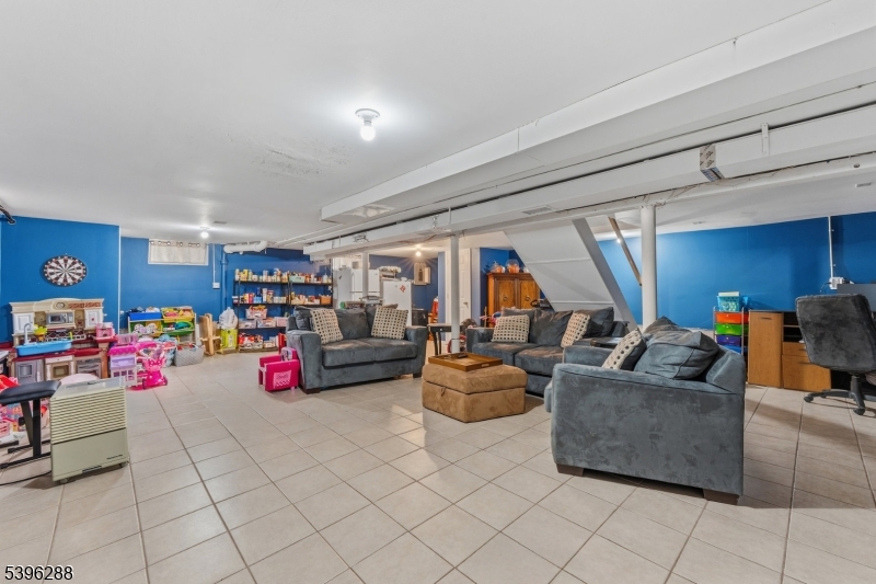 Dunellen Boro, New Jersey, 08812, United States, 5 Bedrooms Bedrooms, ,2 BathroomsBathrooms,Residential,For Sale,1989398