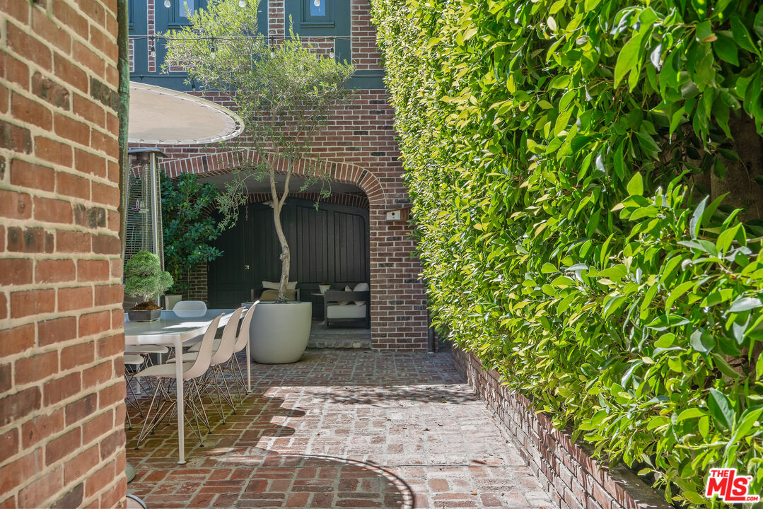 Los Angeles, California, 90020, United States, 5 Bedrooms Bedrooms, ,5 BathroomsBathrooms,Residential,For Sale,1939583