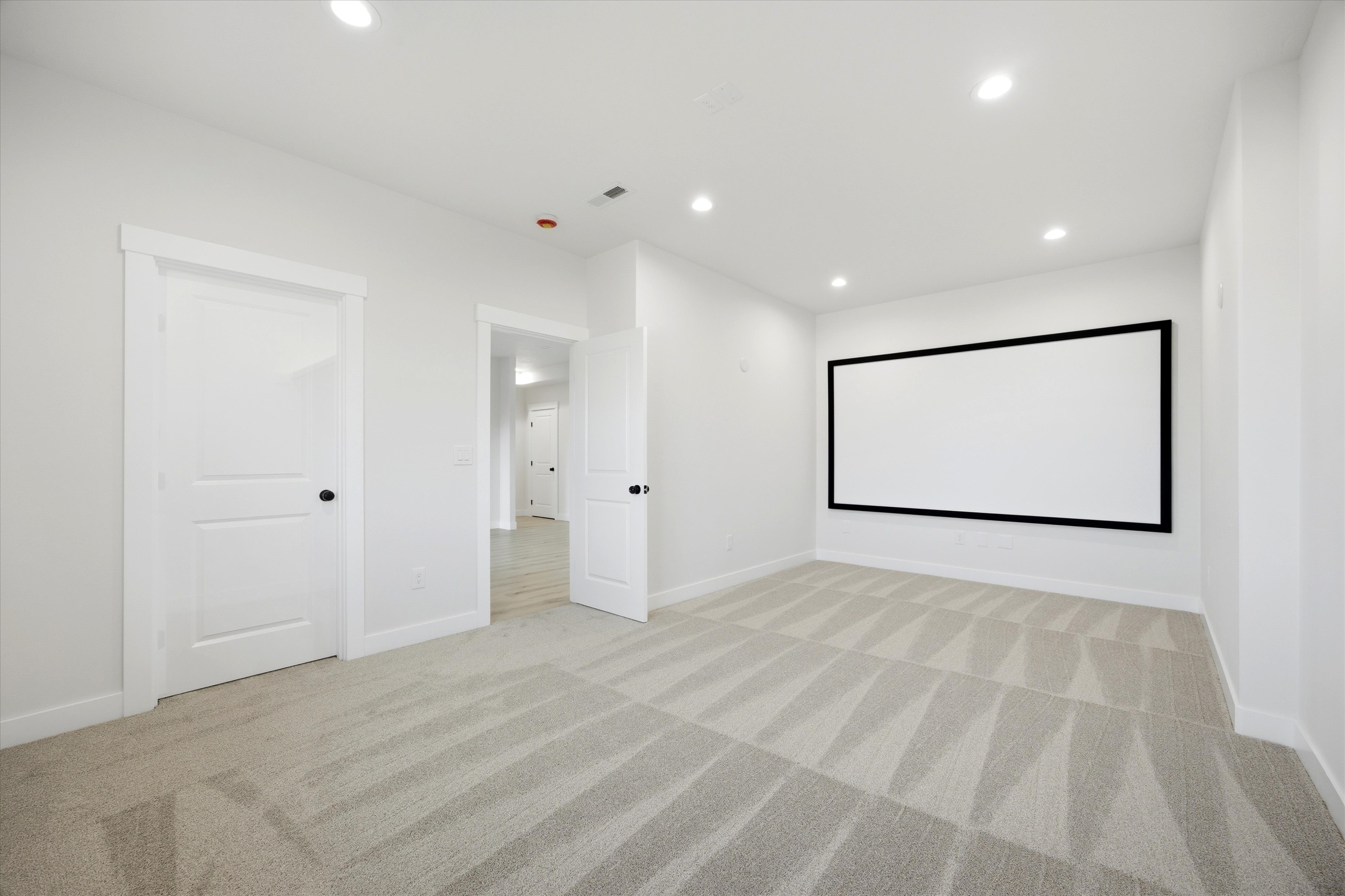  New 5-Bed Home w/ Daylight Basement & 3-Car Garage - 物件實景