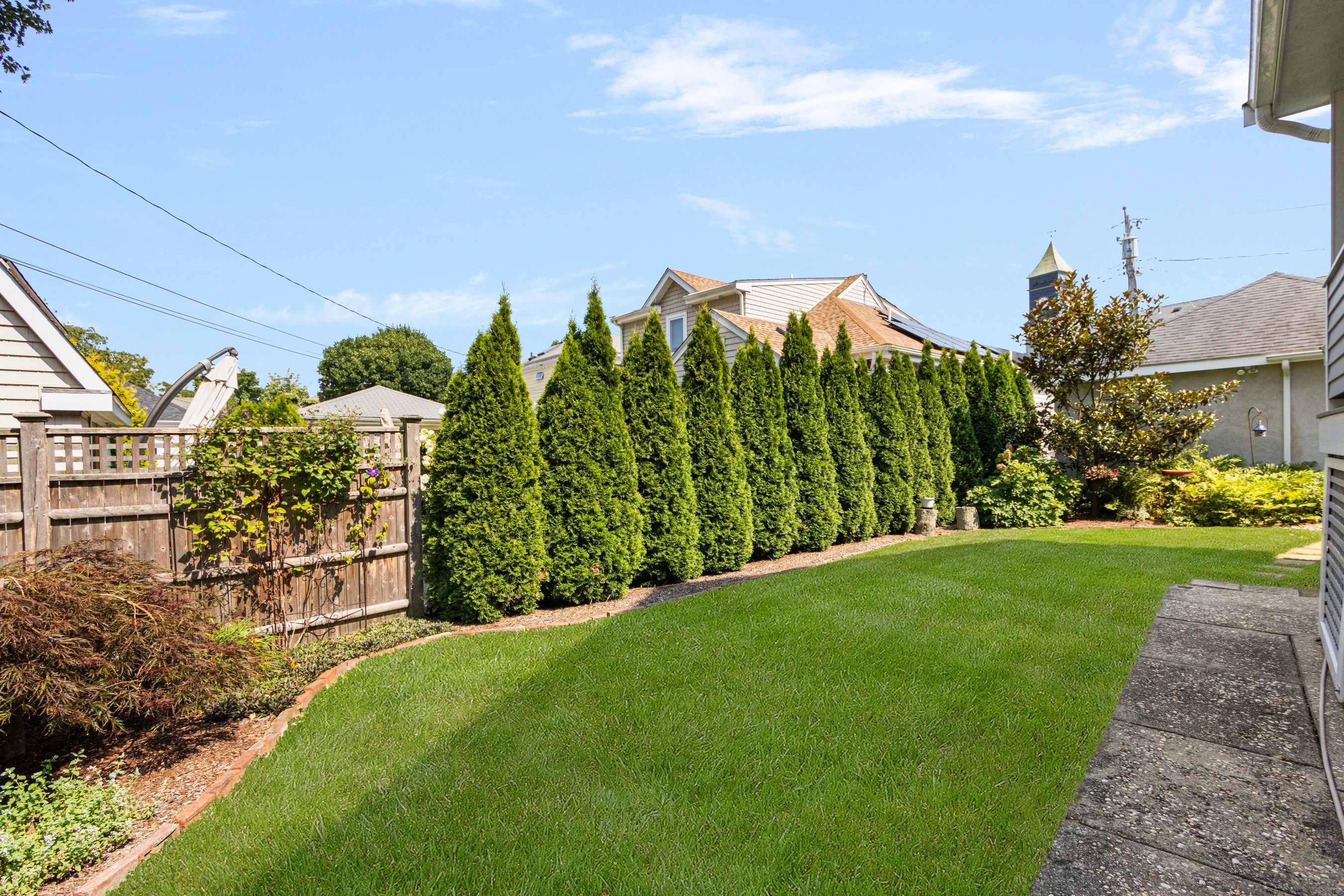  Beautifully Maintained on Corner-Lot - 物件實景