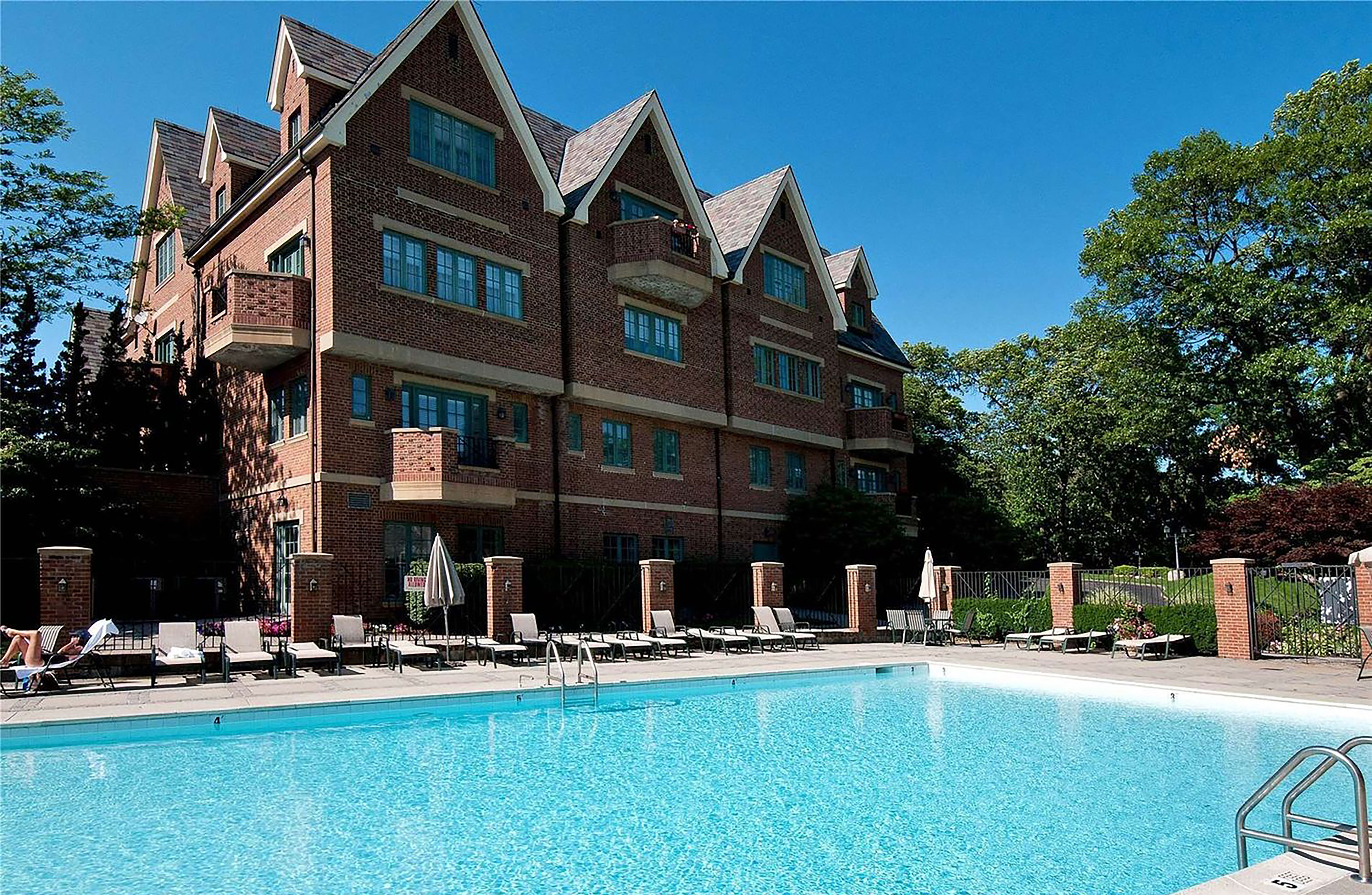  155 Estate Court, Roslyn Heights, NY, 11577 - 物件實景