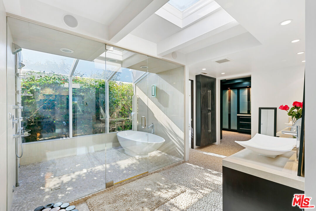 Malibu, California, 90265, United States, 3 Bedrooms Bedrooms, ,4 BathroomsBathrooms,Residential,For Sale,1807694