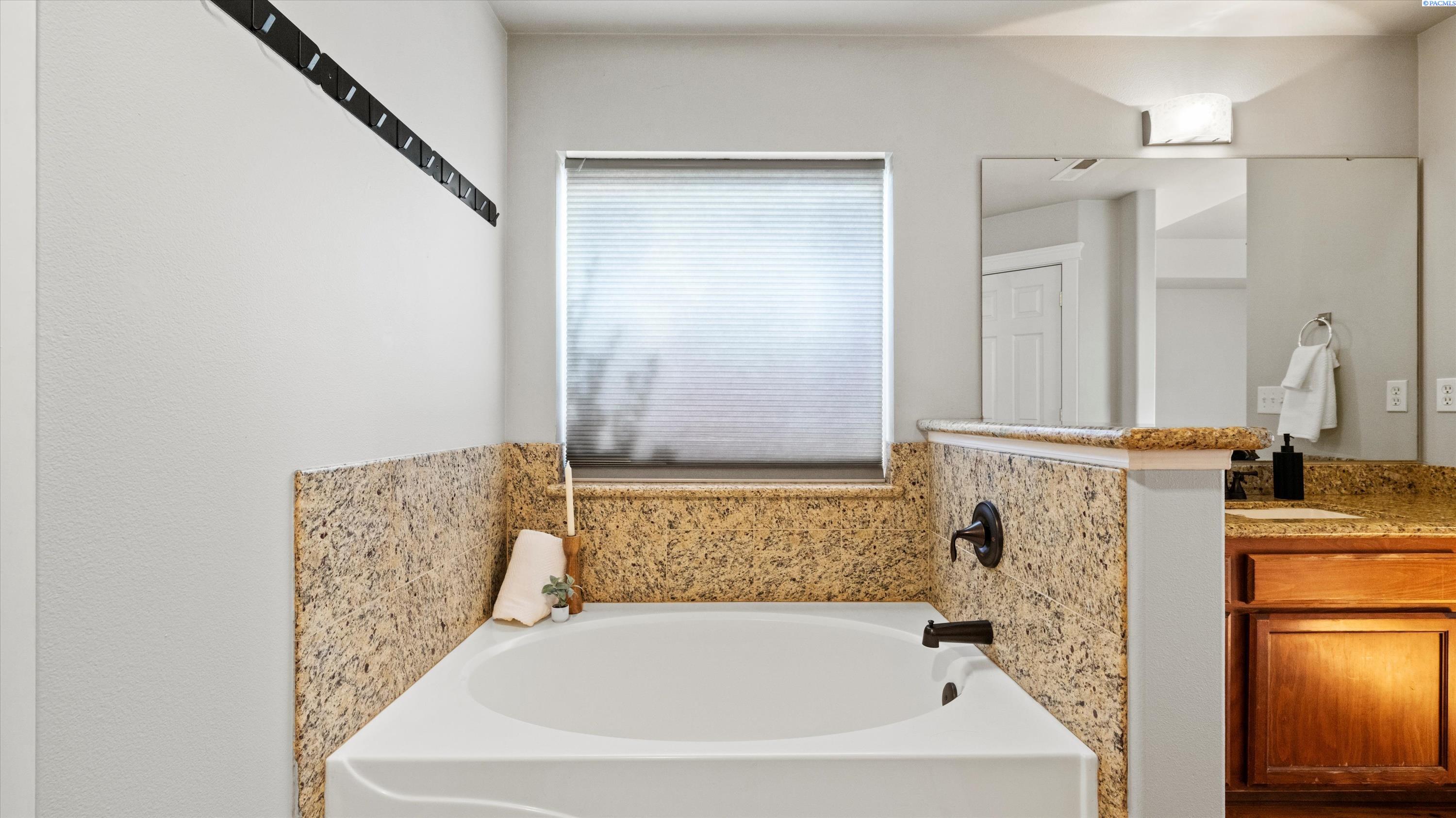 Pasco, Washington, 99301, United States, 4 Bedrooms Bedrooms, ,2 BathroomsBathrooms,Residential,For Sale,1956772