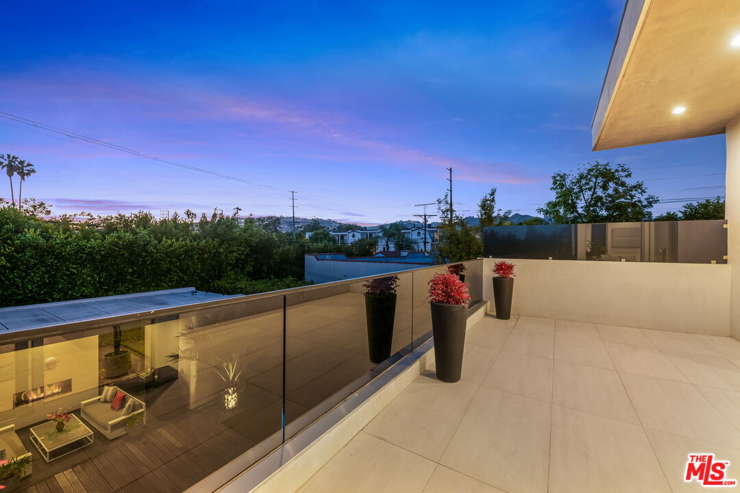 Los Angeles, California, 90046, United States, 5 Bedrooms Bedrooms, ,2 BathroomsBathrooms,Residential,For Sale,1829471