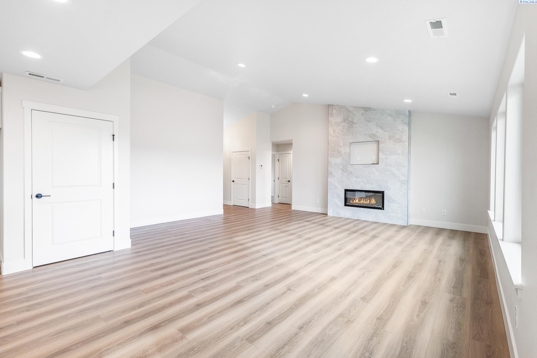 Kennewick, Washington, 99338, United States, 4 Bedrooms Bedrooms, ,1 BathroomBathrooms,Residential,For Sale,1988920