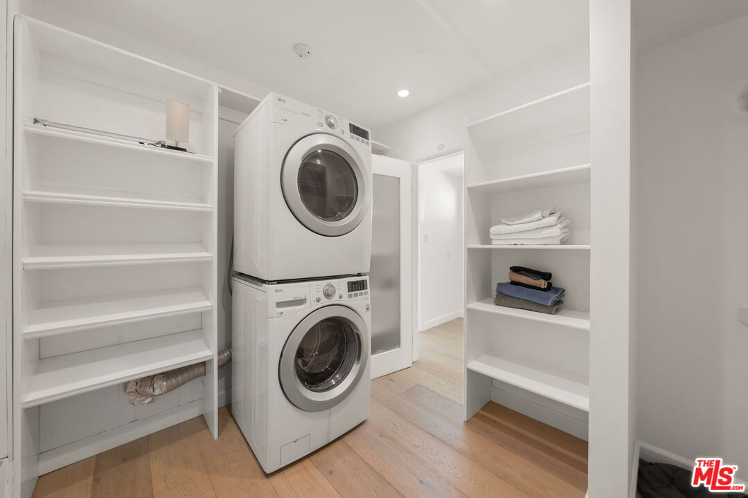 Los Angeles, California, 90046, United States, 3 Bedrooms Bedrooms, ,3 BathroomsBathrooms,Residential,For Sale,1989732