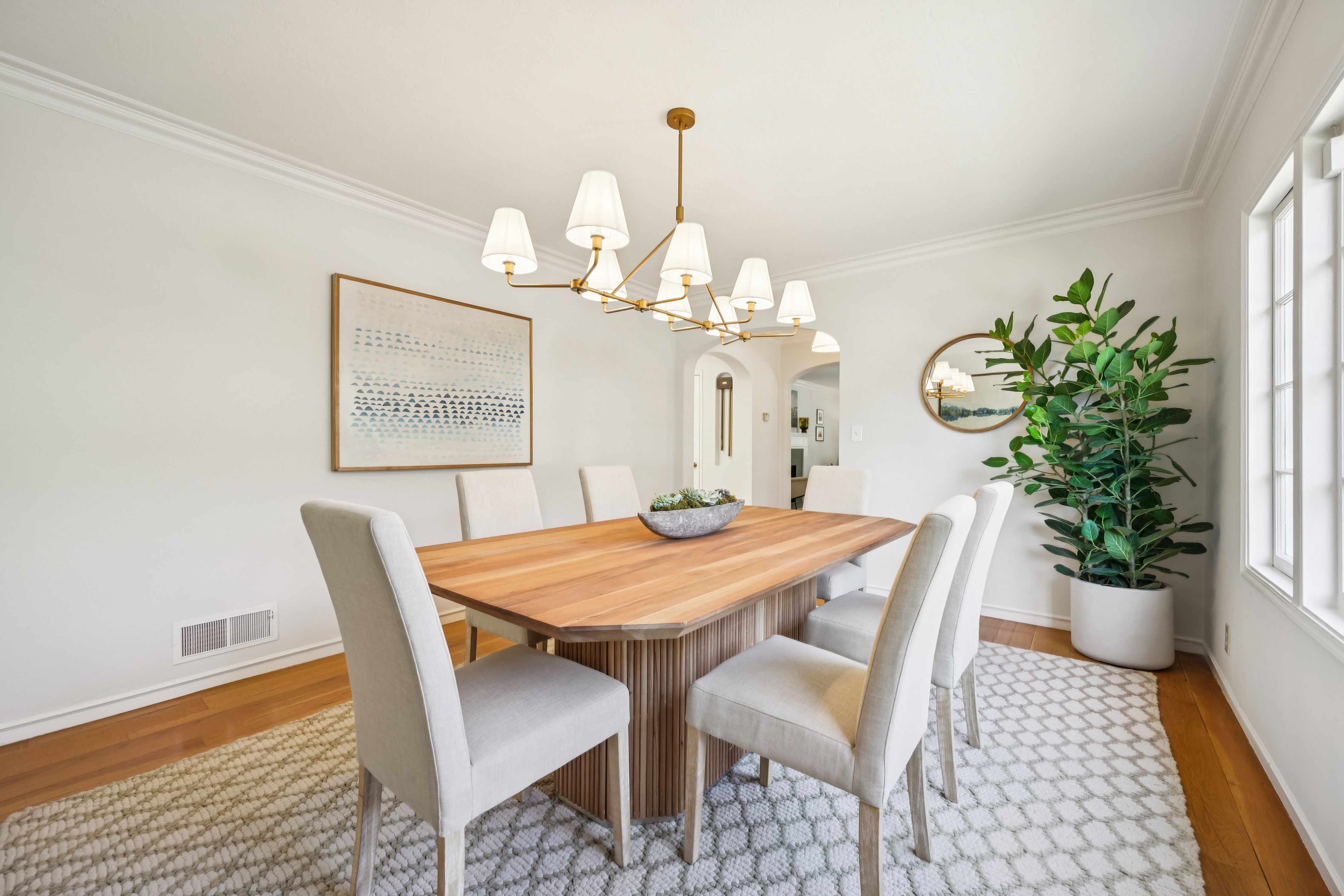  Spacious Corner-Lot Residence Offering Flexible Living Near Lake Merritt - 物件實景