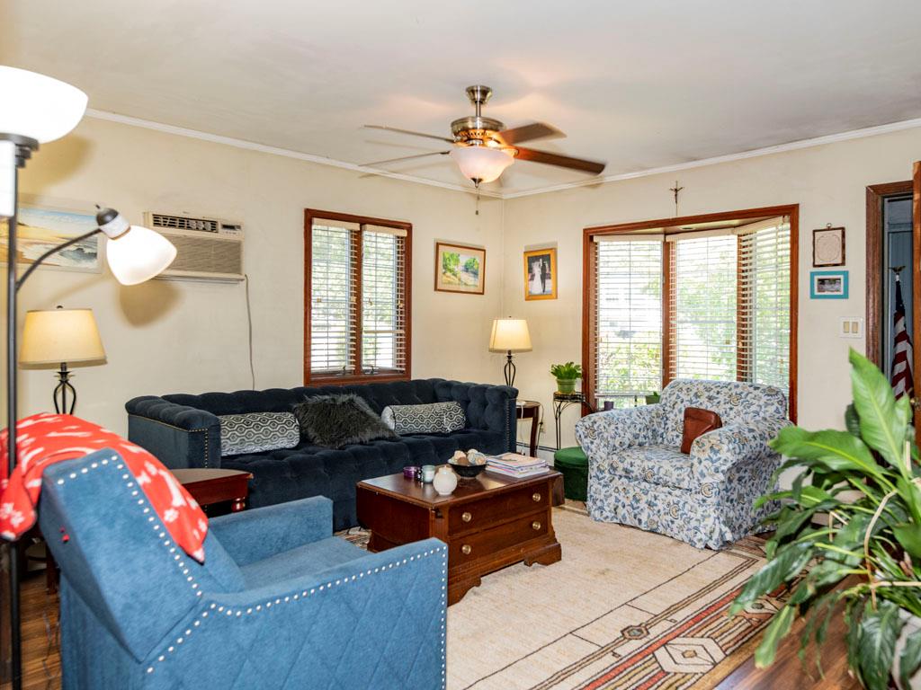 West Islip, New York, 11795, United States, 3 Bedrooms Bedrooms, ,2 BathroomsBathrooms,Residential,For Sale,1923514