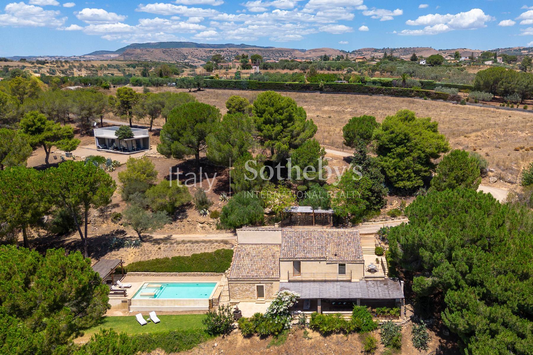  Old villa with swimming pool, dépendance, and private pine forest - 物件實景