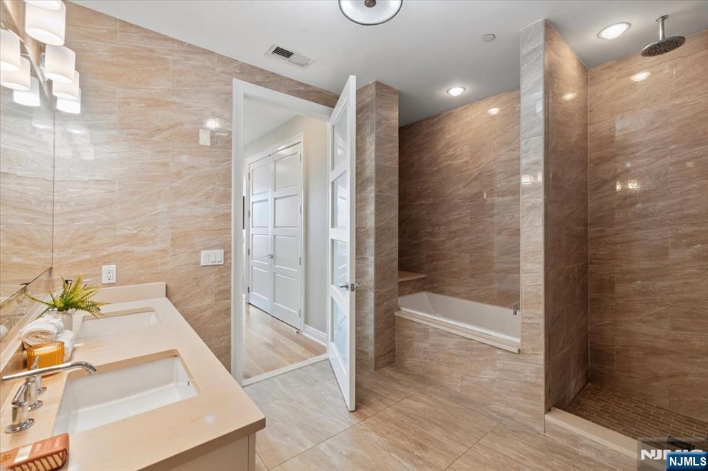 Edgewater, New Jersey, 07020, United States, 2 Bedrooms Bedrooms, ,2 BathroomsBathrooms,Residential,For Sale,1849063