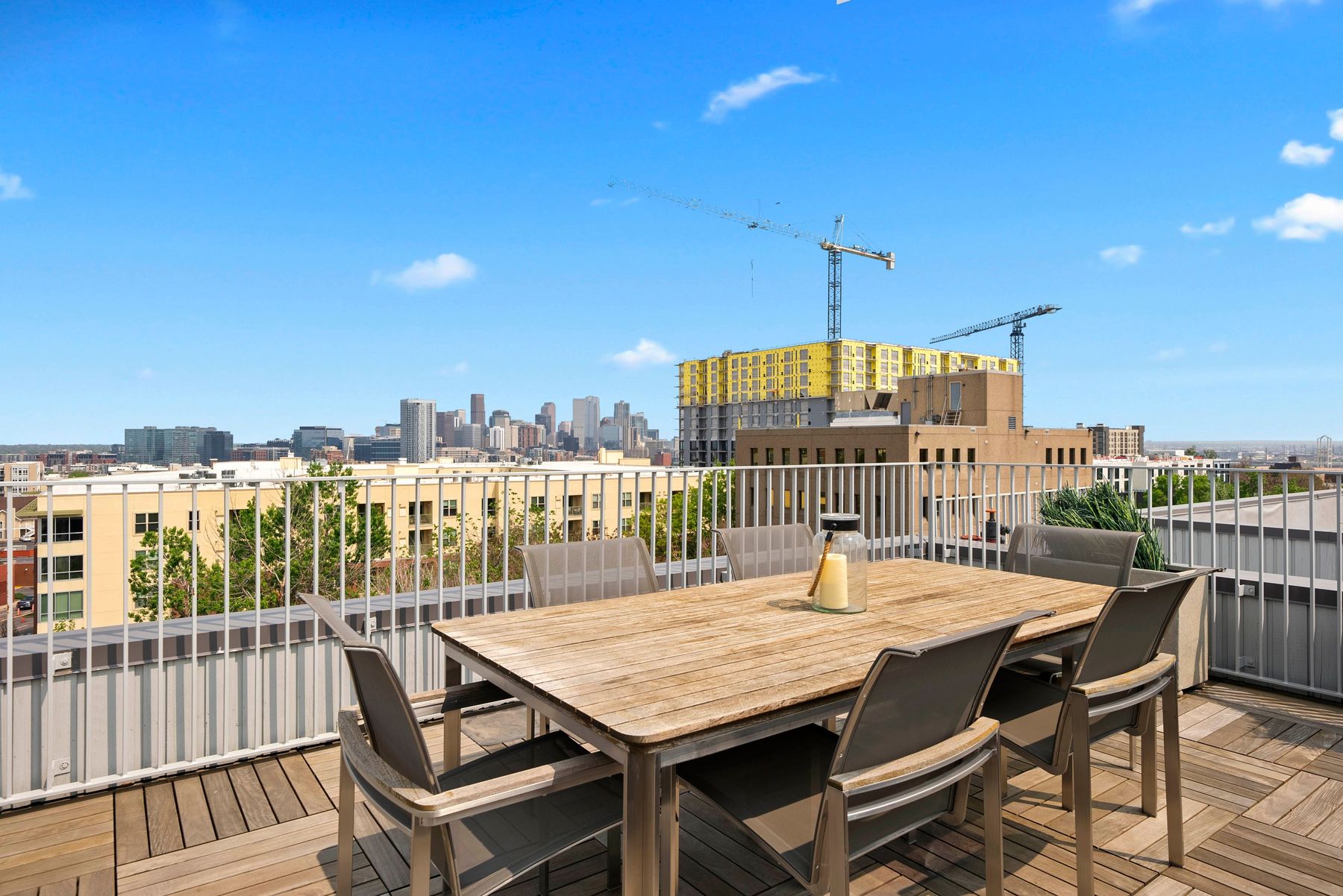  Welcome to this Rare and Stunning Three-Bedroom Penthouse - 物件實景