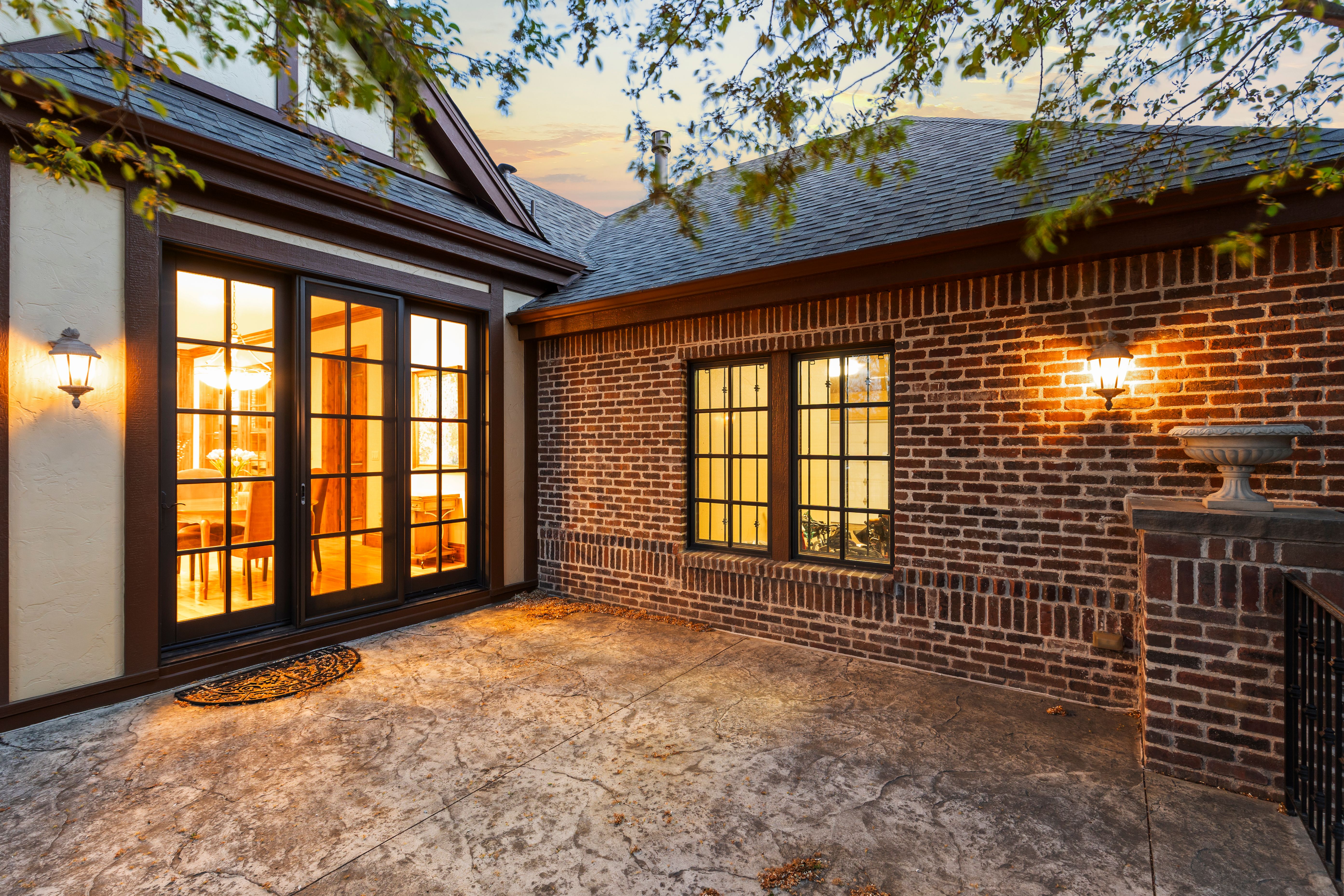  LUXURY LIVING IN LOWRY TIMELESS ENGLISH TUDOR EXPANSIVE LOT ON 6TH AVENUE PKWY - 物件實景