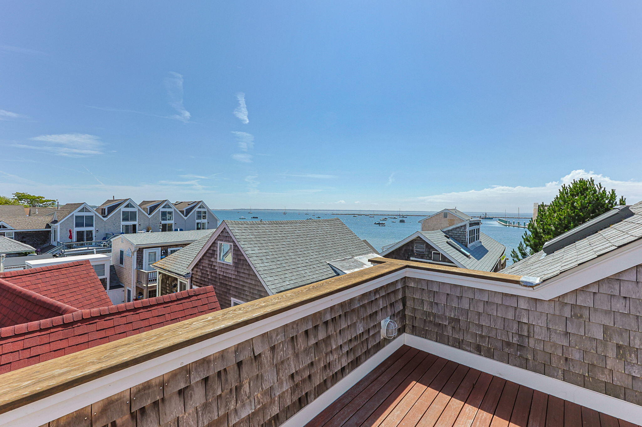  Detached Beachfront Home with Rooftop Deck and Harbor Views - 物件實景