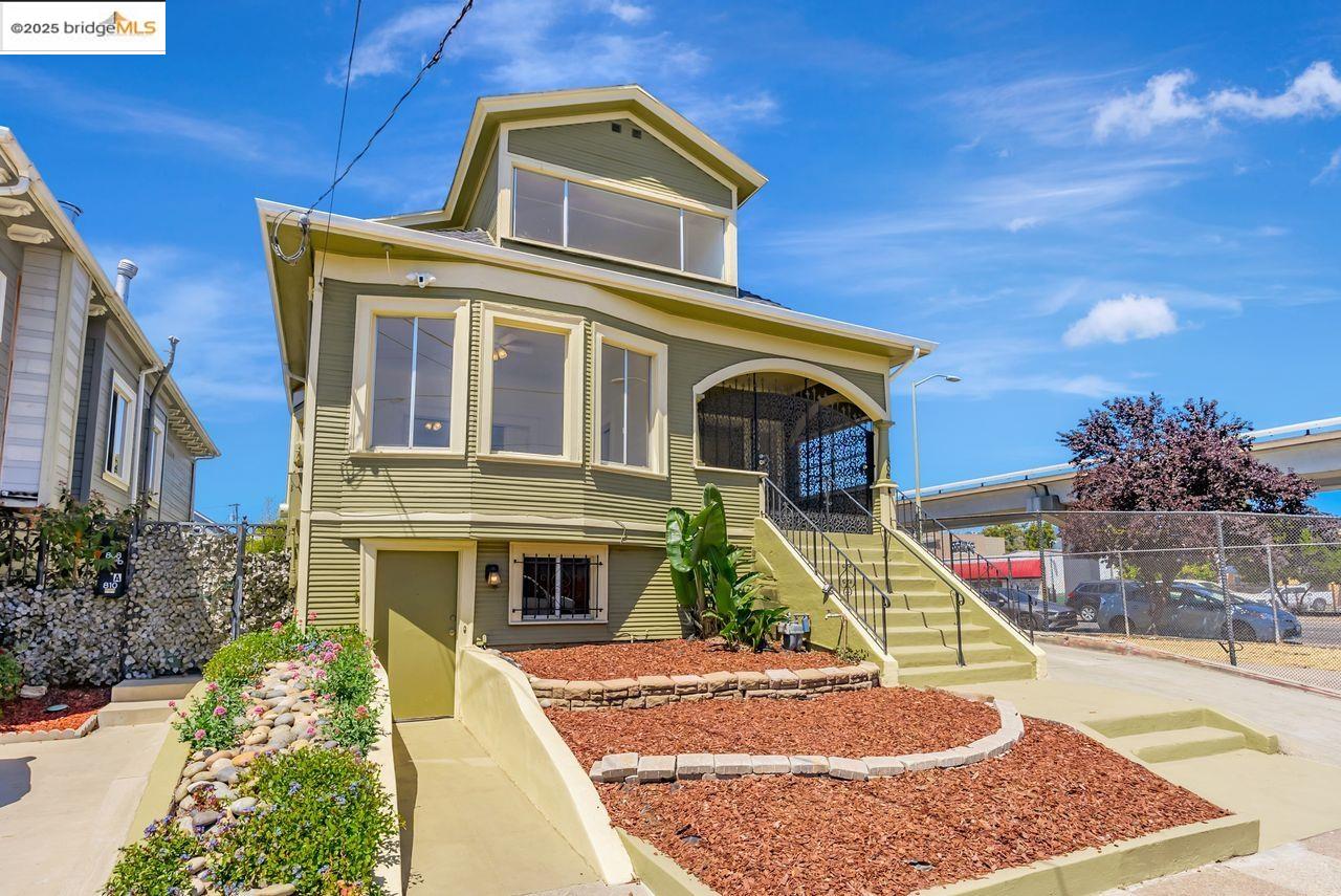 Oakland, California, 94608, United States, 6 Bedrooms Bedrooms, ,3 BathroomsBathrooms,Residential,For Sale,1939780