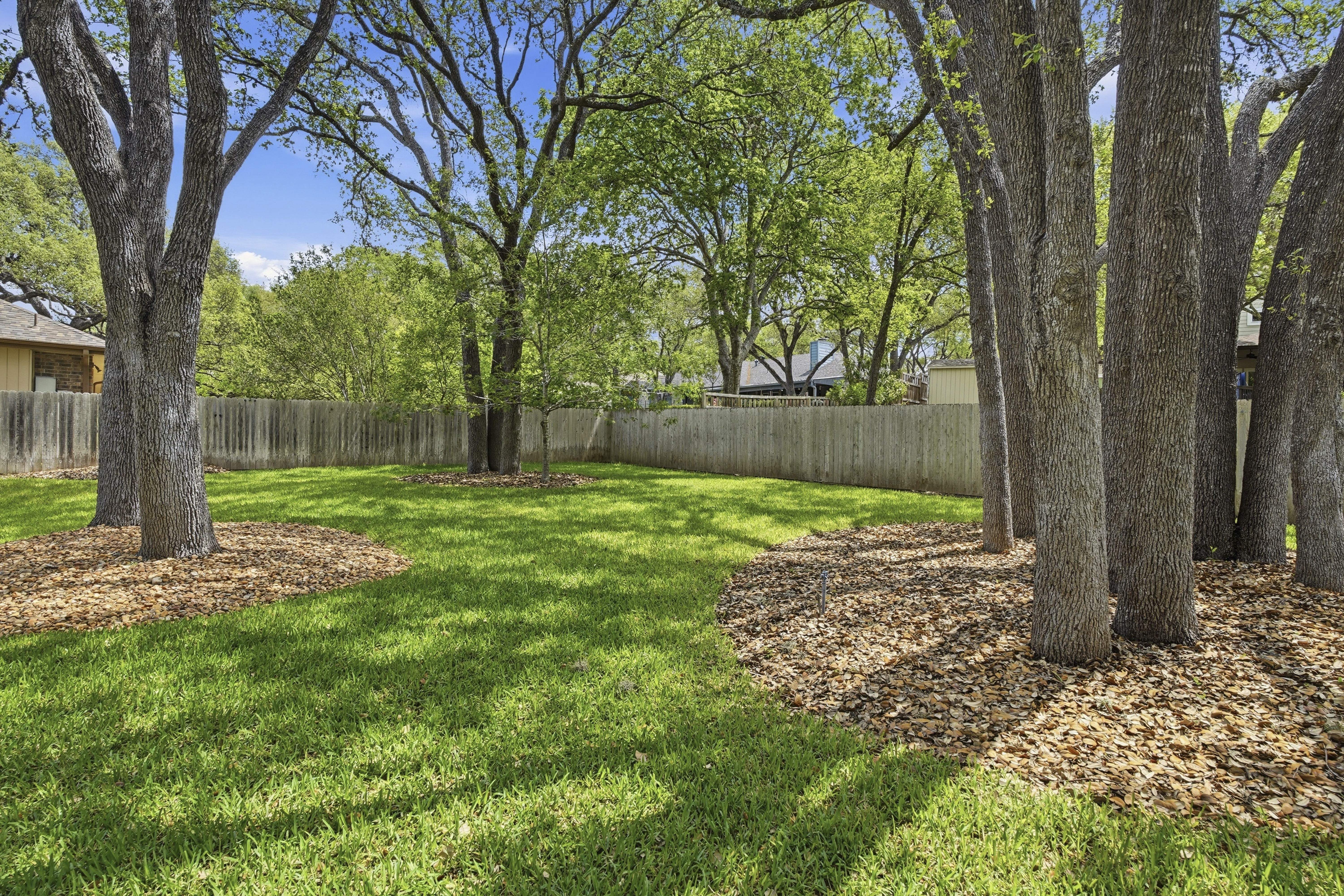  Custom Home with Private Backyard Oasis - 物件實景