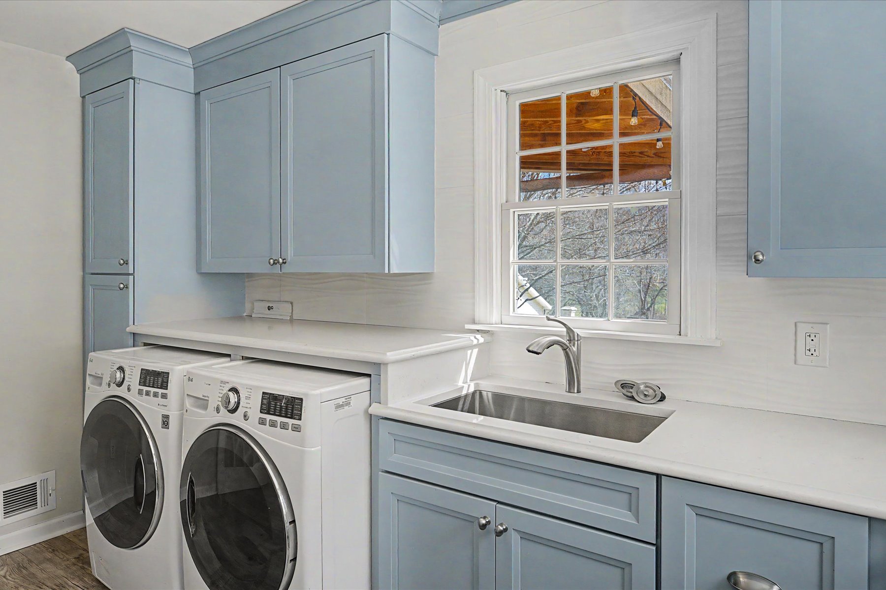  Lovely Cape Cod Home Situated on Two Private Acres - 物件實景