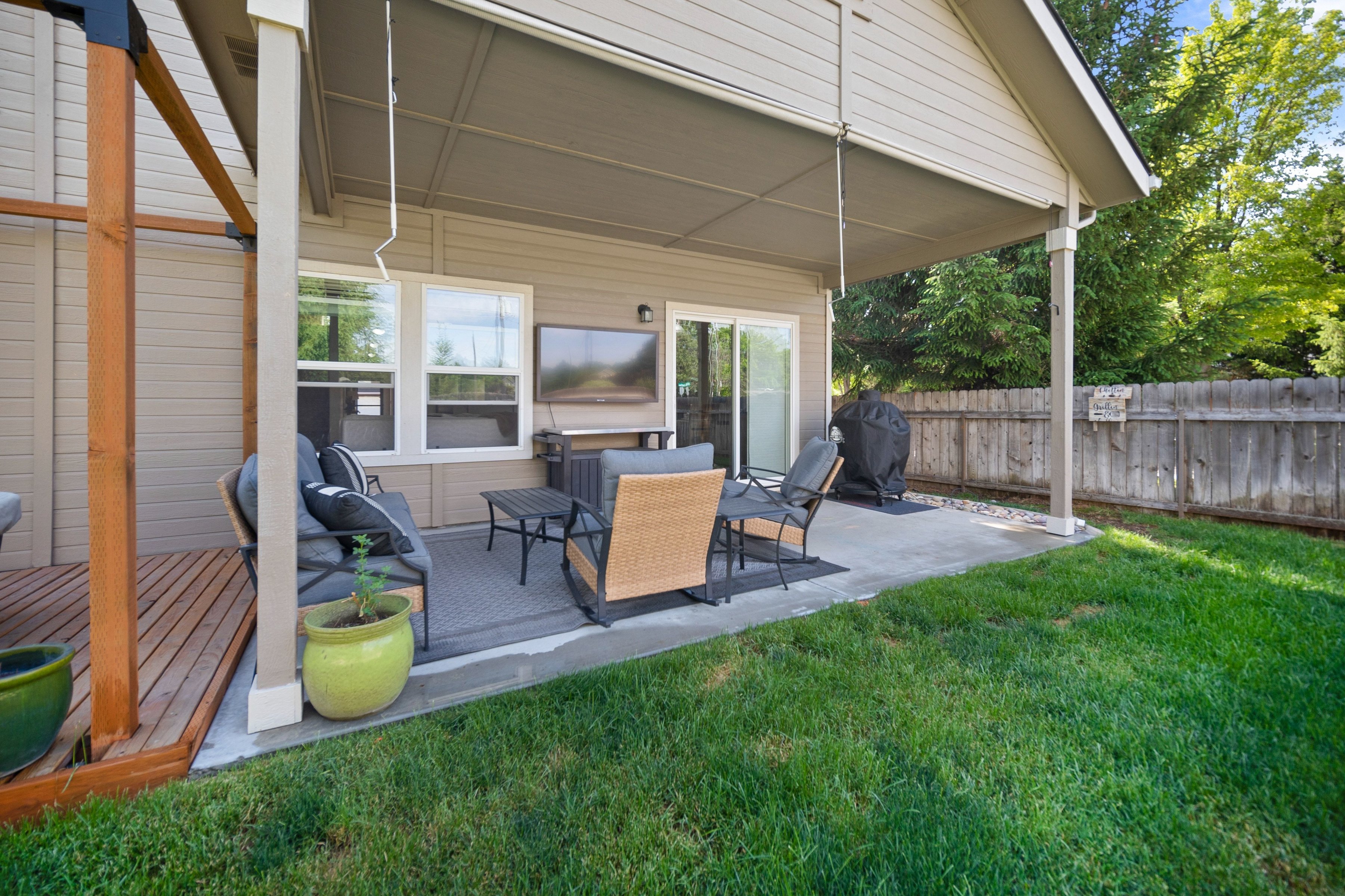  Single-Level Living with Bonus Room and 33’ RV Bay - 物件實景