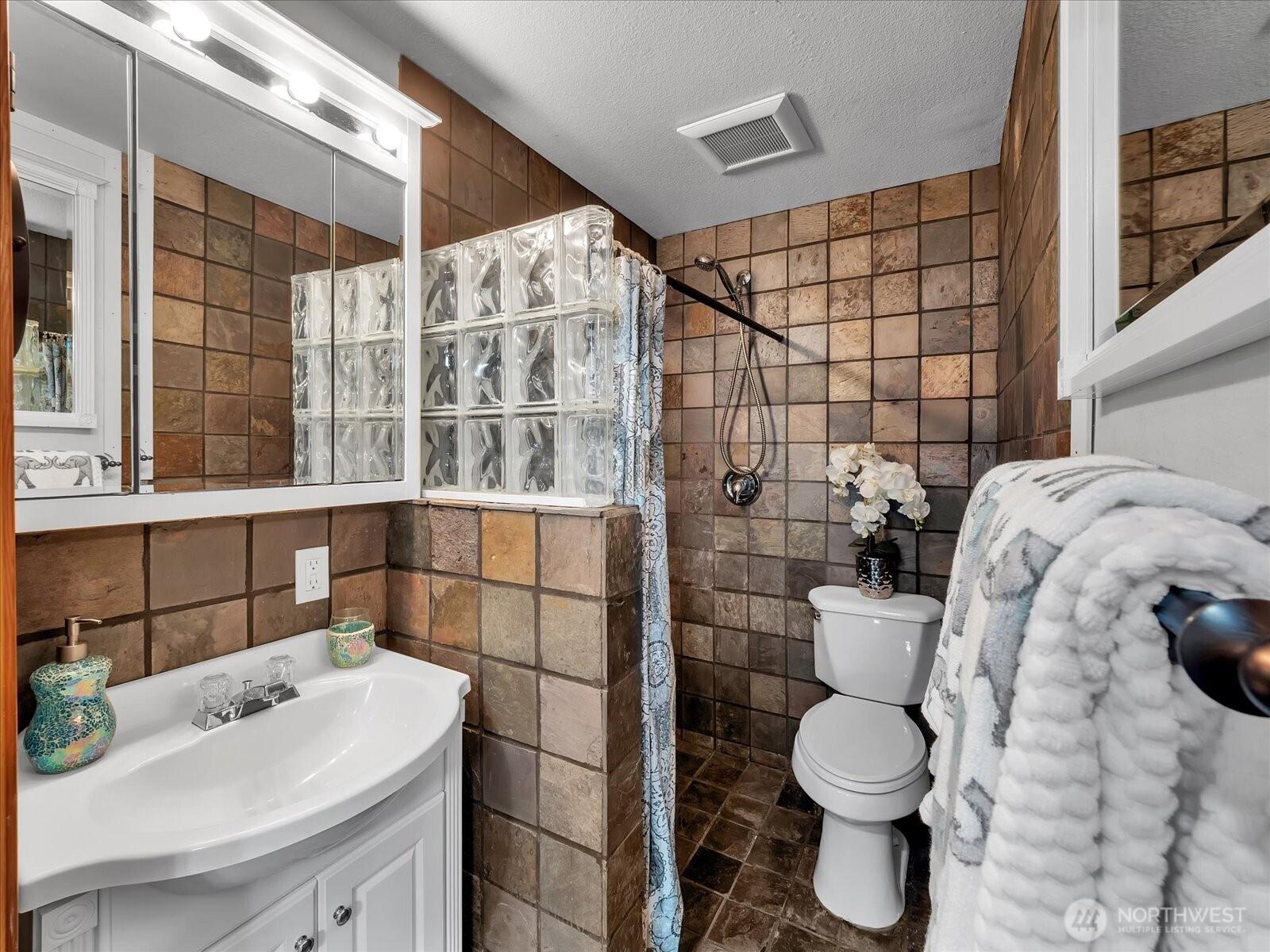 BOTHELL, Washington, 98012, United States, 4 Bedrooms Bedrooms, ,3 BathroomsBathrooms,Residential,For Sale,1916701