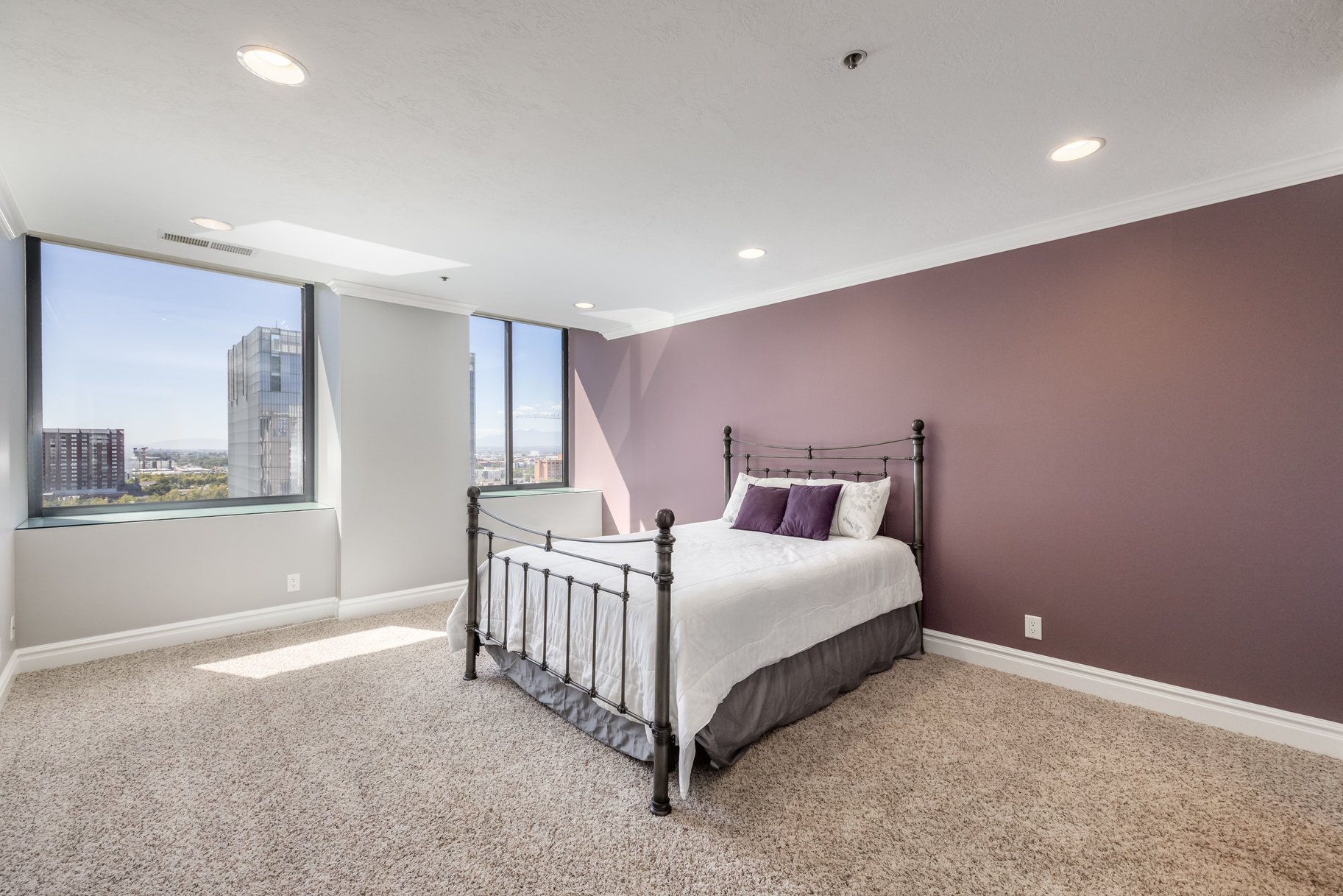  2-Bed Luxury Condo w/ Skyline Views — American Towers - 物件實景