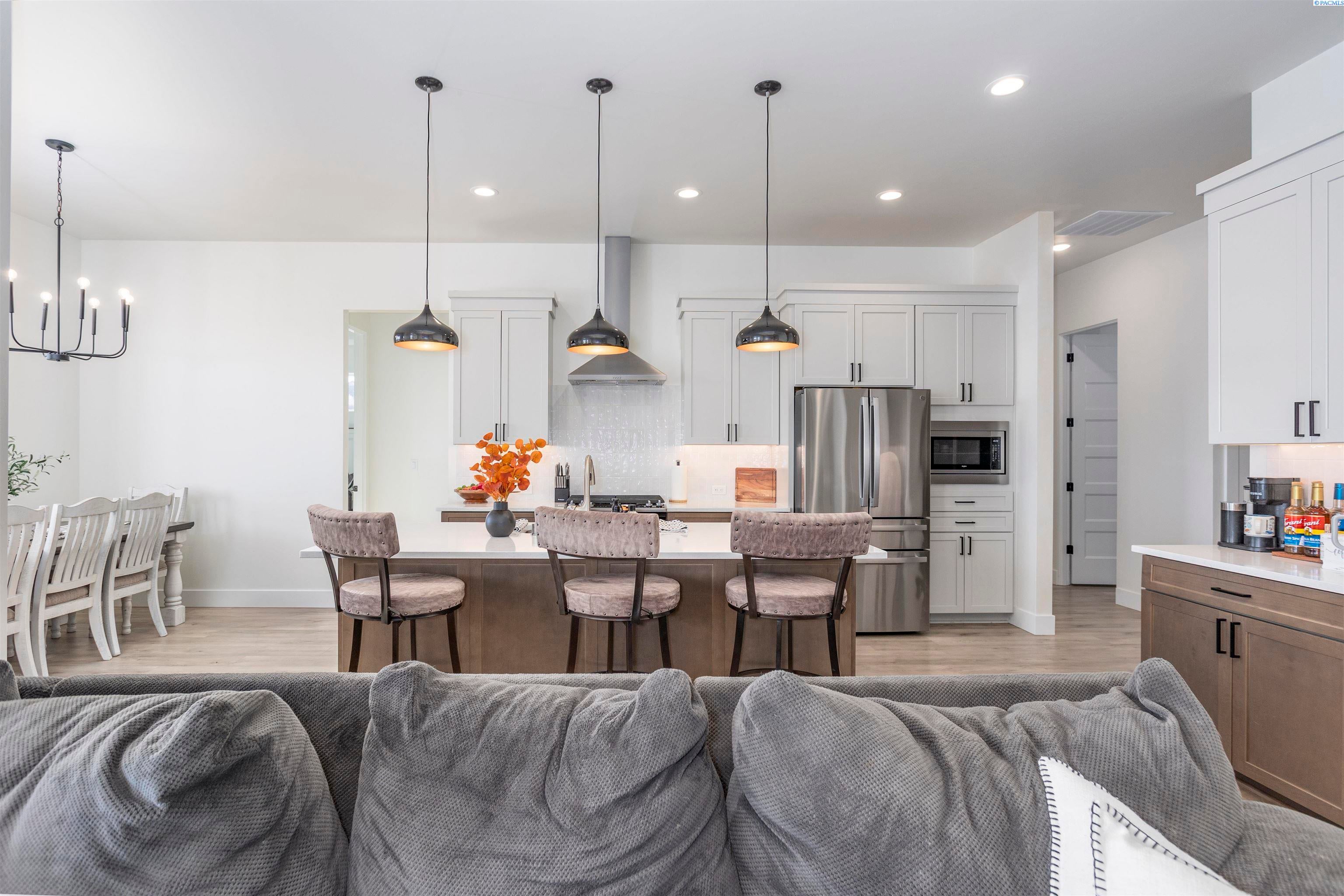 Kennewick, Washington, 99338, United States, 4 Bedrooms Bedrooms, ,3 BathroomsBathrooms,Residential,For Sale,2010743