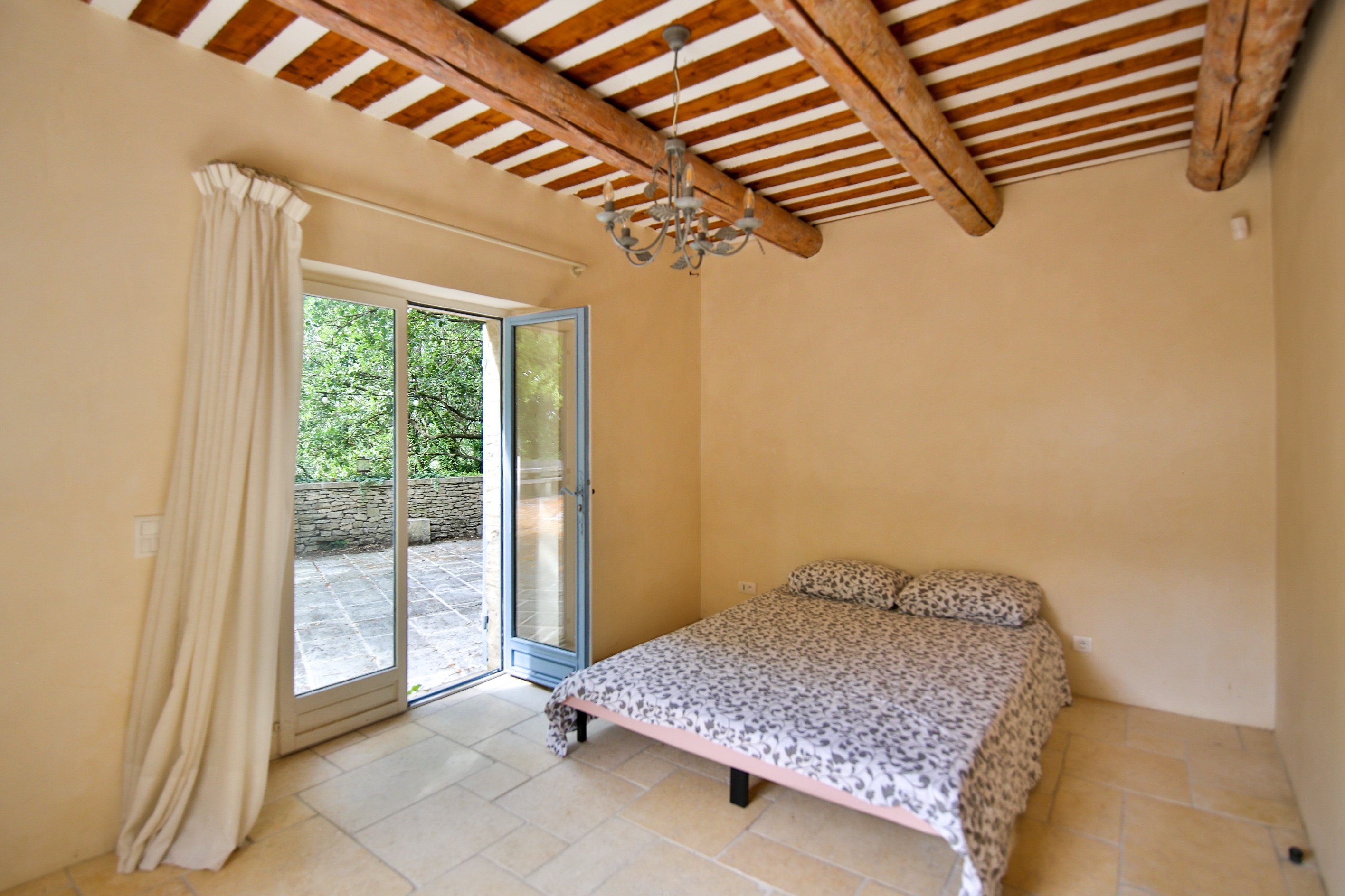  Elegant stone property in the heart of the Luberon