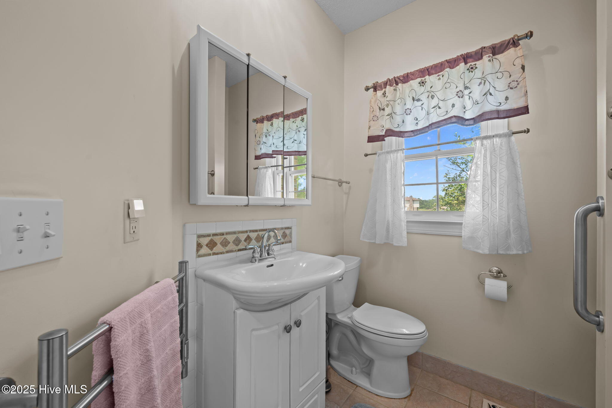 New Bern, North Carolina, 28560, United States, 4 Bedrooms Bedrooms, ,3 BathroomsBathrooms,Residential,For Sale,1946891