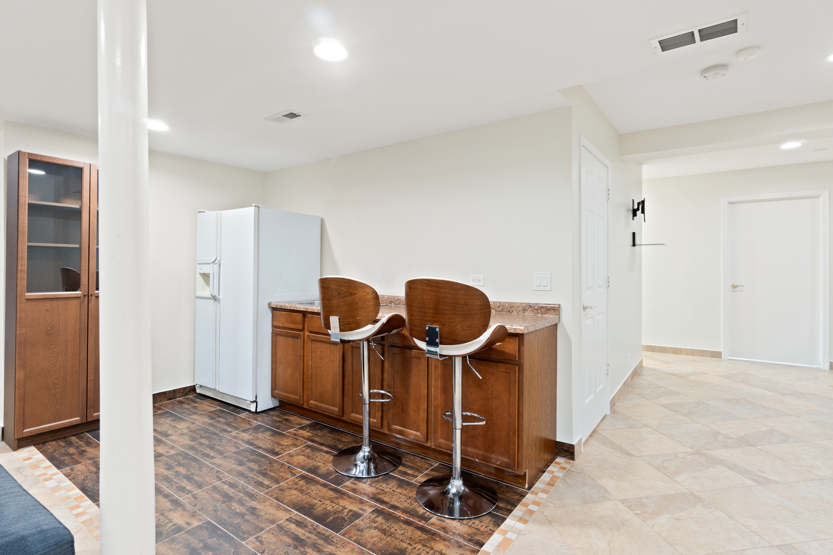 Glenview, Illinois, 60026, United States, 4 Bedrooms Bedrooms, ,4 BathroomsBathrooms,Residential,For Sale,1896408