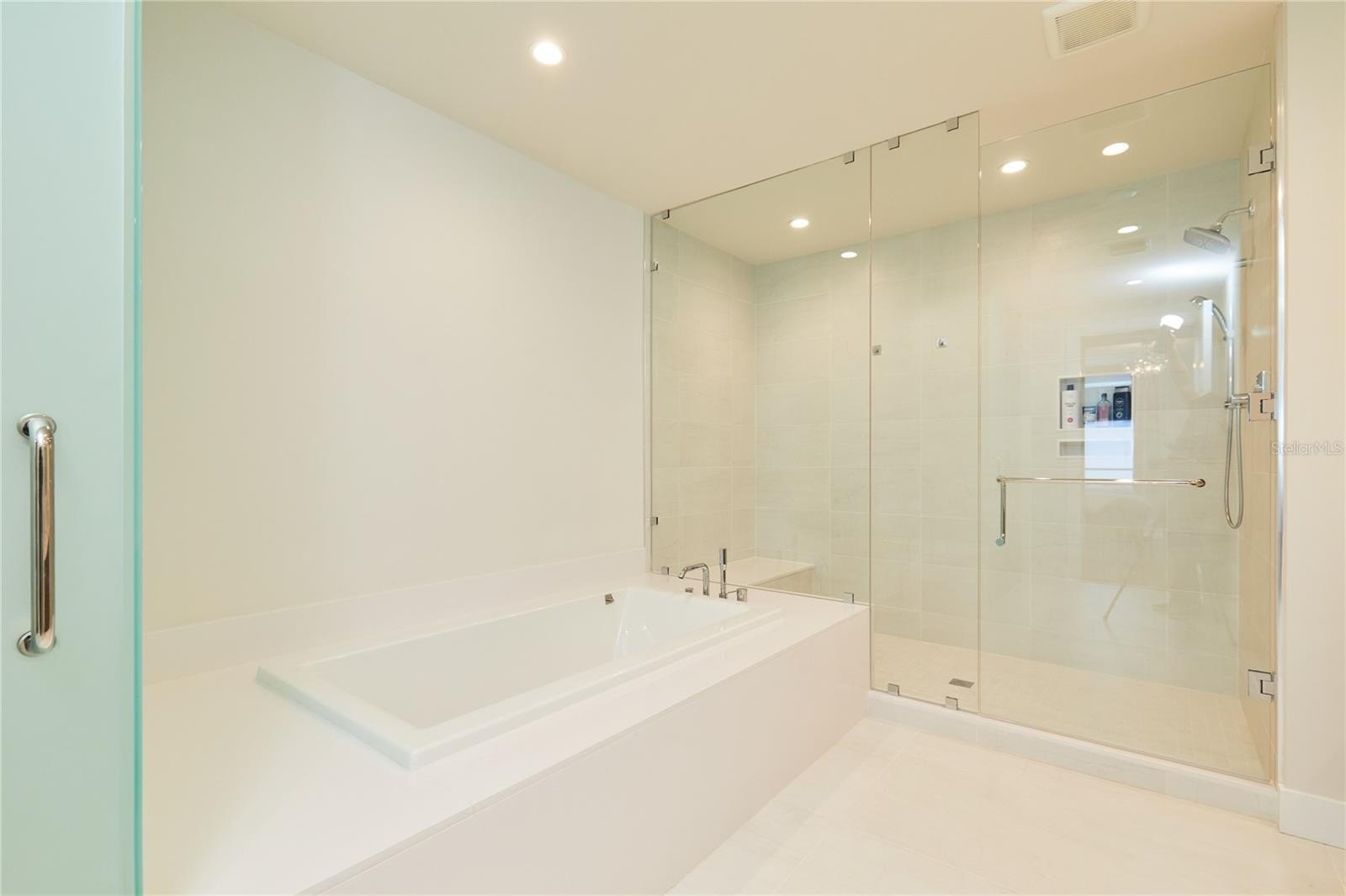 ST PETERSBURG, Florida, 33701, United States, 2 Bedrooms Bedrooms, ,3 BathroomsBathrooms,Residential,For Sale,1981835