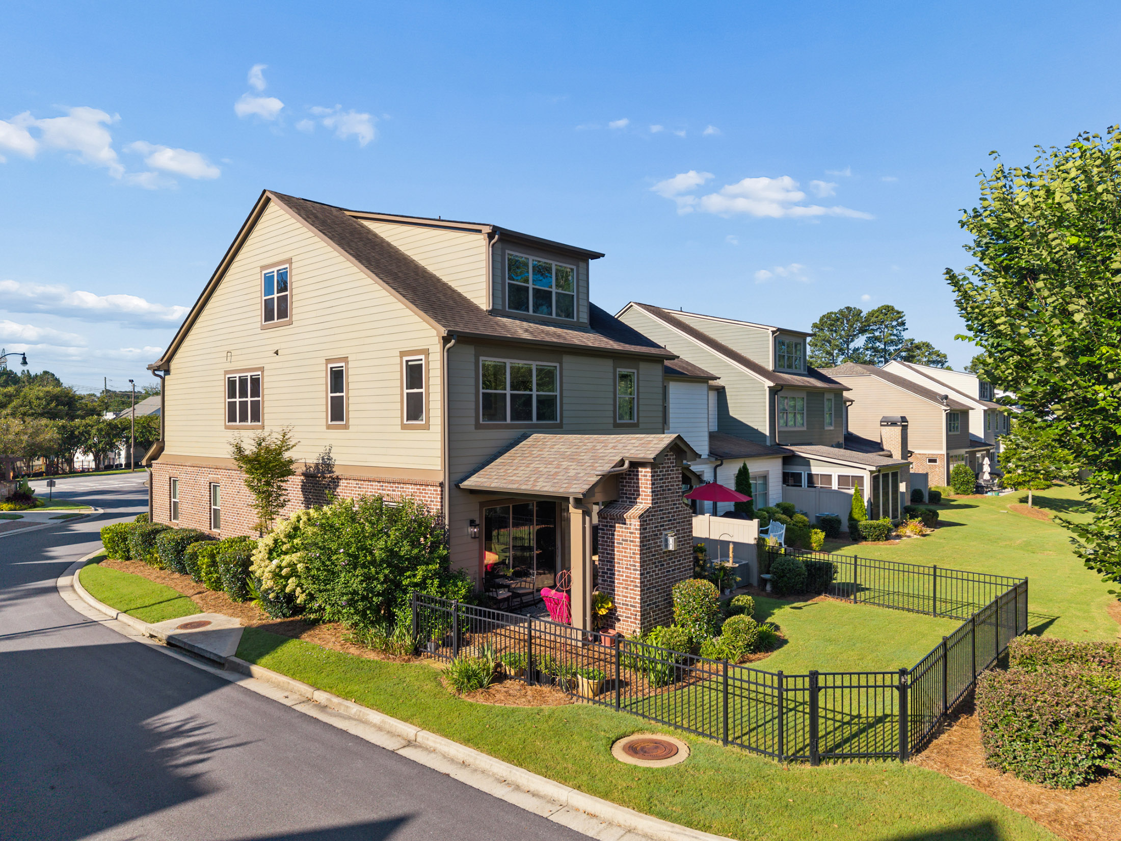  Upgraded Townhome Offers Low Maintenance Living - 物件實景