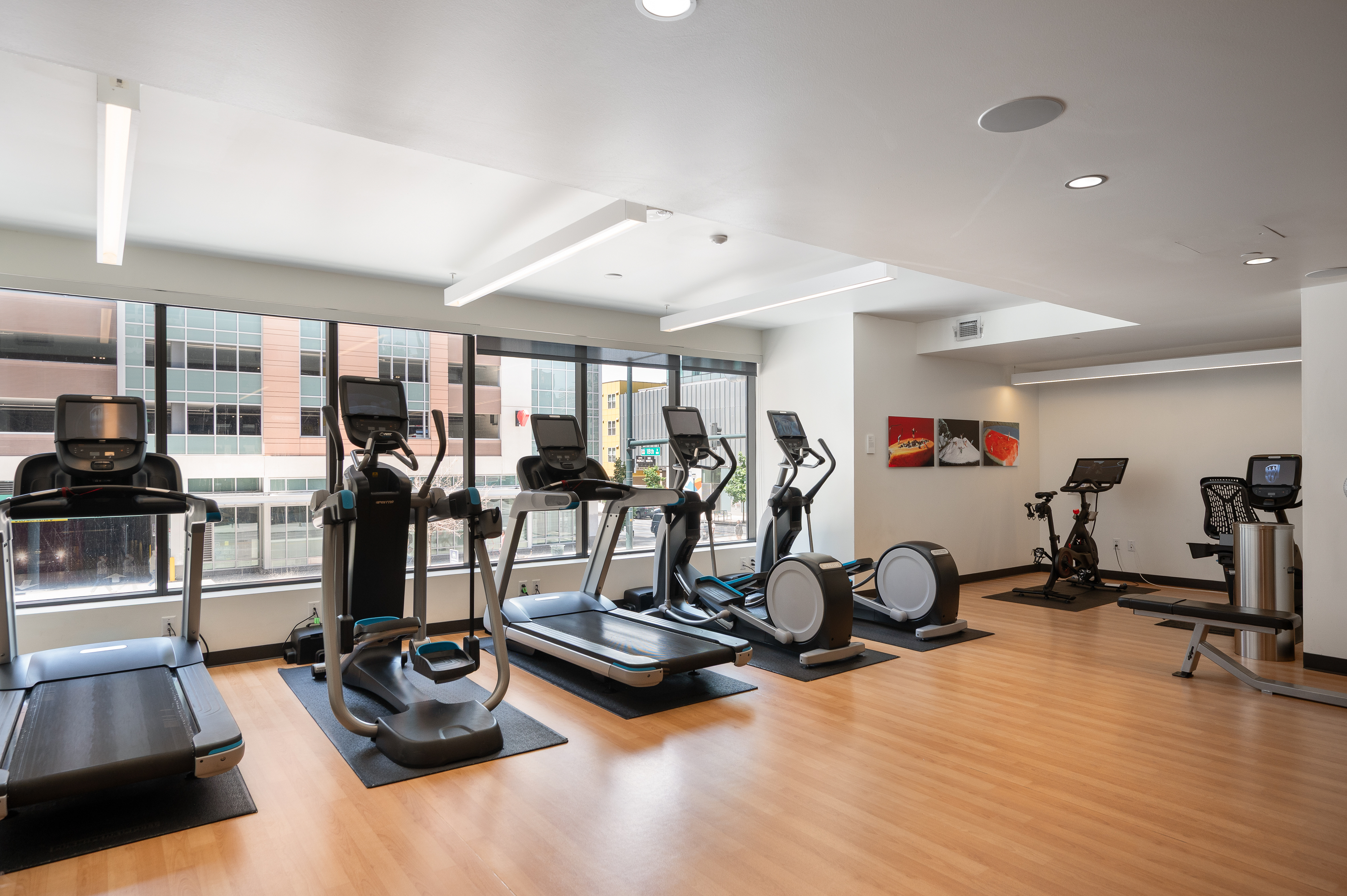  Ideal Downtown Location With Open Floorplan - 物件實景
